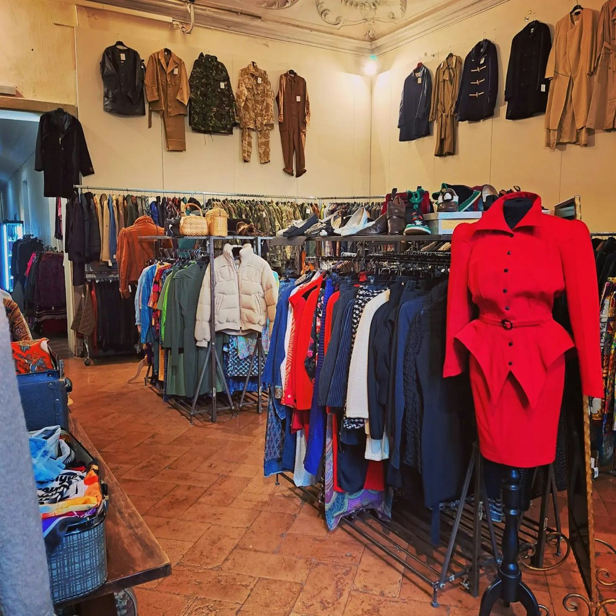 Street Doing Vintage in Florence Charming shop with a curated collection of retro secondhand clothing, shoes & accessories.