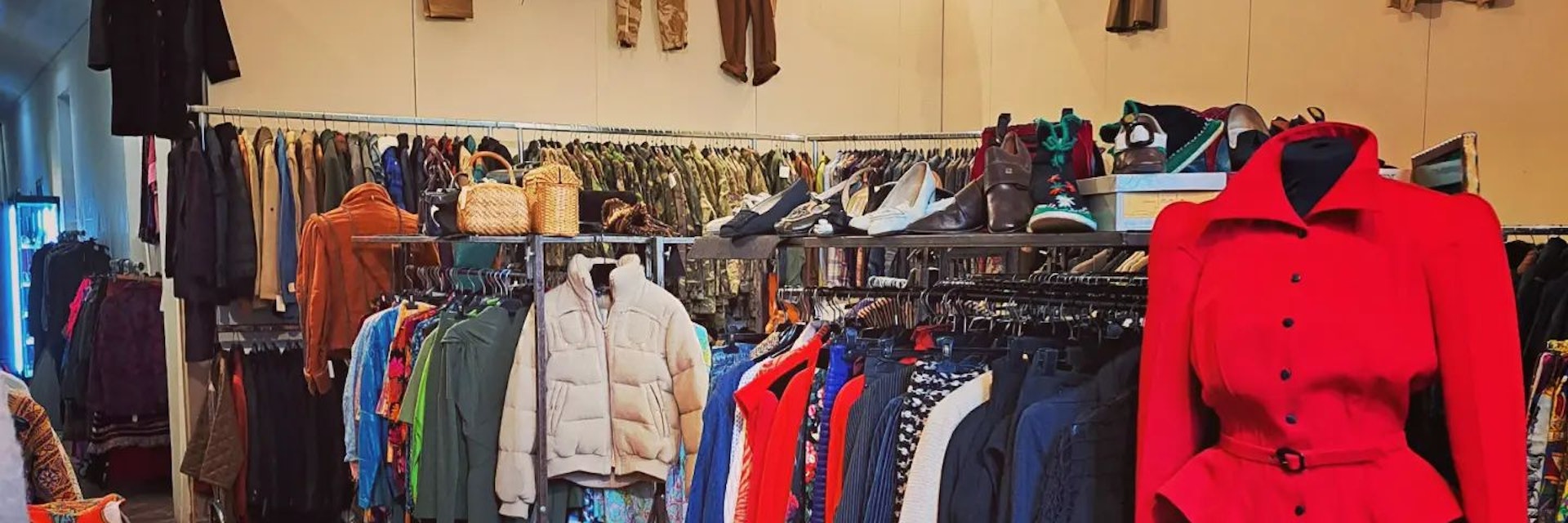 Street Doing Vintage in Florence Charming shop with a curated collection of retro secondhand clothing, shoes & accessories.