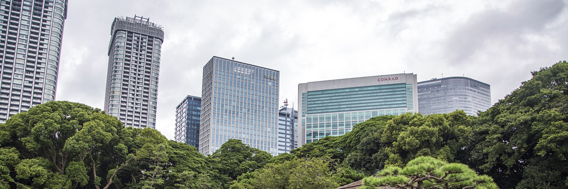 Tokyo, Japan - October 3, 2016: View at modern skyscrapers and  Hamarikyu Gardens in Tokyo. It is a public park opened April 1, 1946.
639141584
Building Exterior, Landscaped, Green Color, Japanese Culture, Urban Scene, Outdoors, Tokyo Prefecture, Japan, Asia, Tree, Plant, Lake, Formal Garden, Park - Man Made Space, City, Hamarikyu