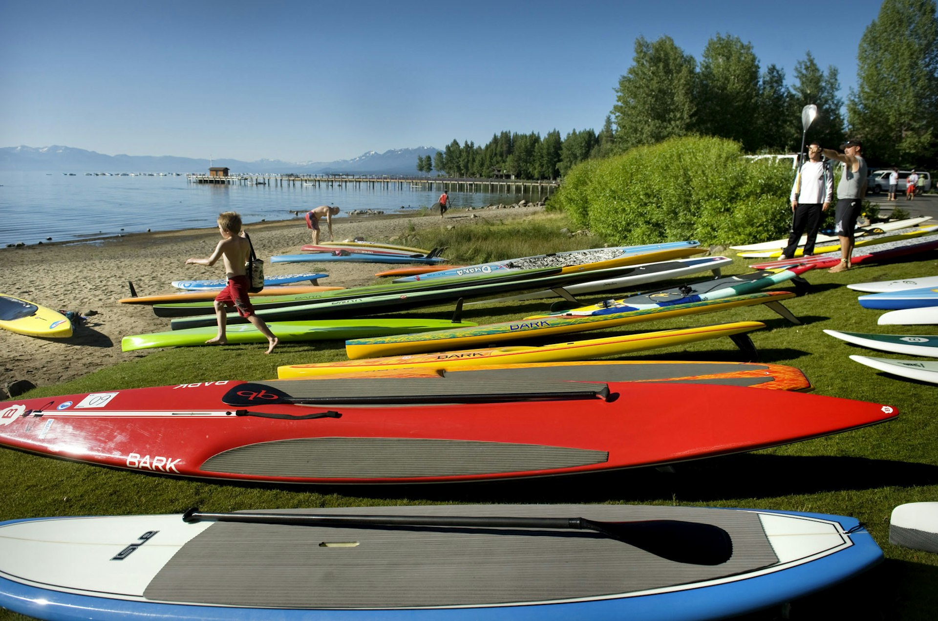 Stand-up paddleboards coloridos na praia de Commons Beach, Tahoe City, Lake Tahoe, Califórnia, EUA
