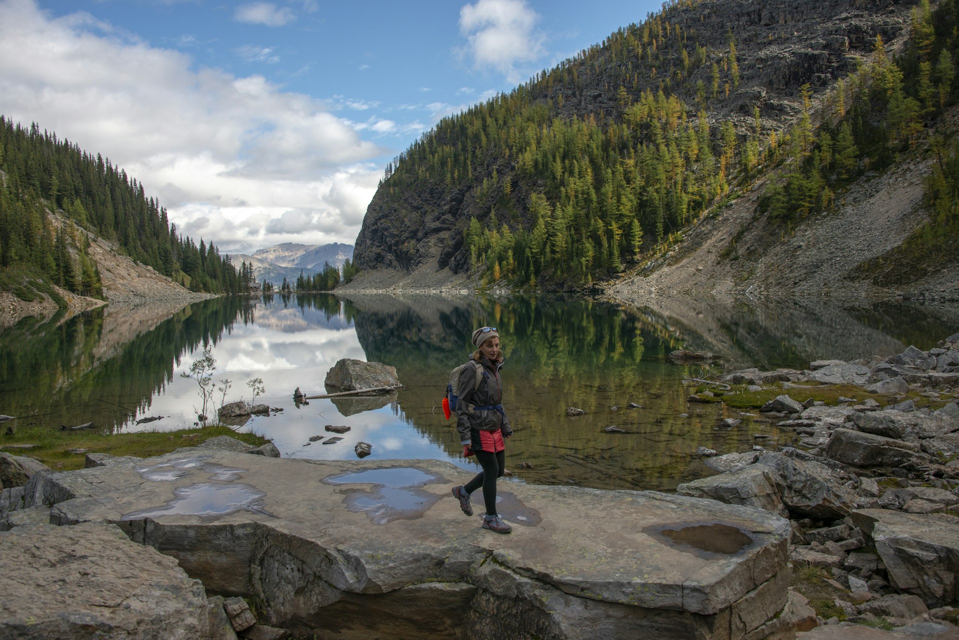 Uma mulher caminha pelo Lago Agnes, Parque Nacional de Banff, Alberta, Canadá