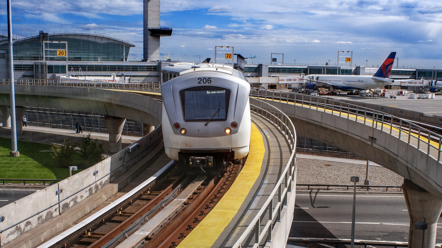 NEW YORK. The AirTrain is a kind of shuttle train that connects all the airport terminals with Metro lines A in Howard Beach and the E, J and Z at Sutphin Blvd - Archer Av service is free between terminals and the connection to Metro has a cost of $ 5 added to the 2.25 subway. It always pays on time to get connected to the metro and there is a combined ticket of both costing $ 7.
1404549547
Getty, RM, Aircraft, Airplane, Person, Railway, Road, Terminal, Train, Train Station, Transportation, Vehicle