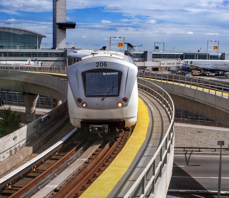 NEW YORK. The AirTrain is a kind of shuttle train that connects all the airport terminals with Metro lines A in Howard Beach and the E, J and Z at Sutphin Blvd - Archer Av service is free between terminals and the connection to Metro has a cost of $ 5 added to the 2.25 subway. It always pays on time to get connected to the metro and there is a combined ticket of both costing $ 7.
1404549547
Getty, RM, Aircraft, Airplane, Person, Railway, Road, Terminal, Train, Train Station, Transportation, Vehicle