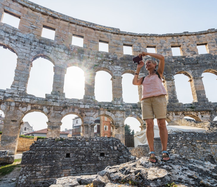 A woman takes photos of the Coliseum in Pula
1765514597