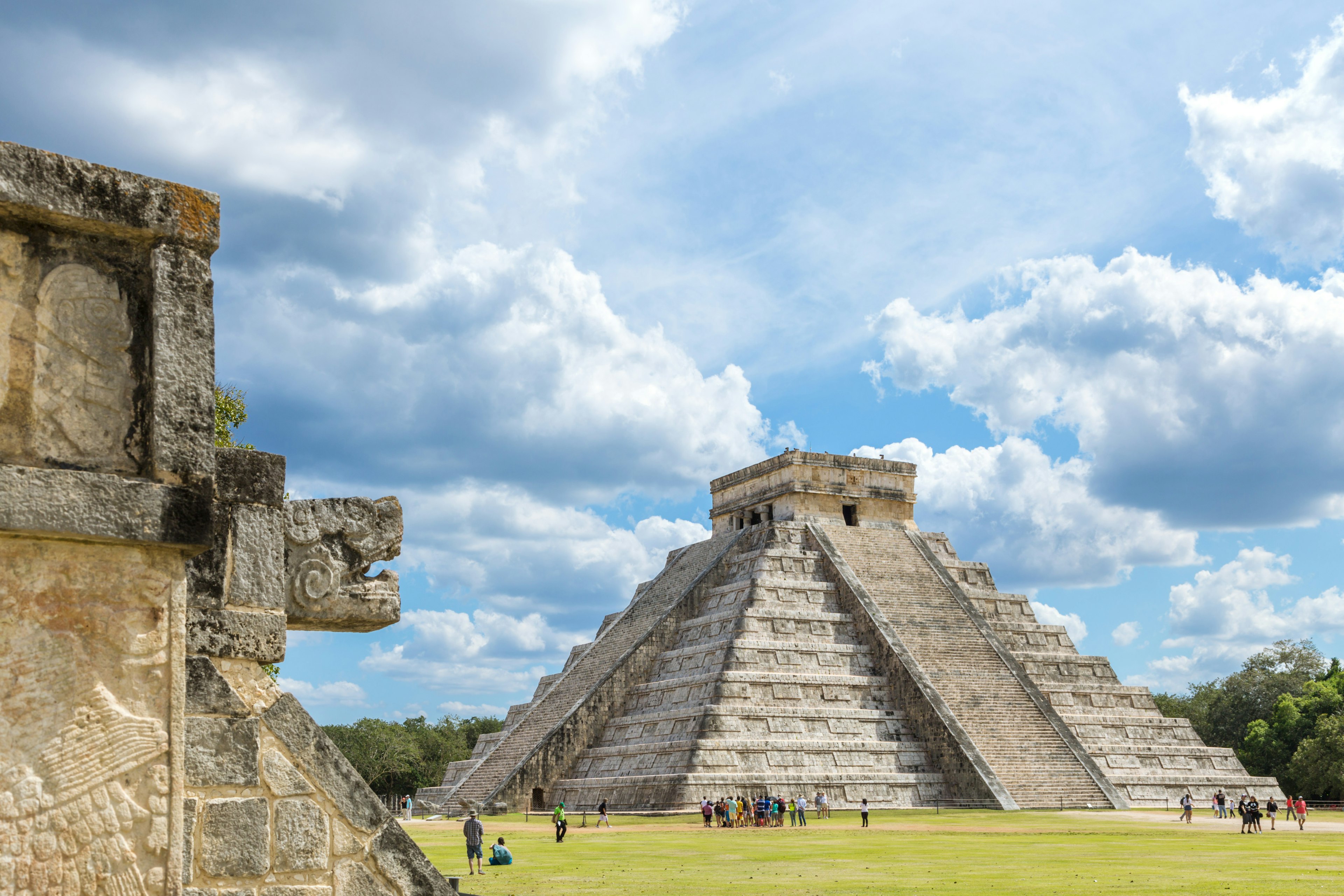 View of El Castillo (Temple of Kukulkan) in Chichén Itzá, Mexico