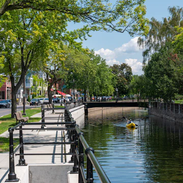 Lachine, Montrel, Canada. July 2021. Man kayaking in the Lachine canal water scenic view of environmental friendly suburbia rich in green trees
Man kayaking in the Lachine canal water scenic view of environmental friendly suburbia rich in green trees
1331372238
lachine, side