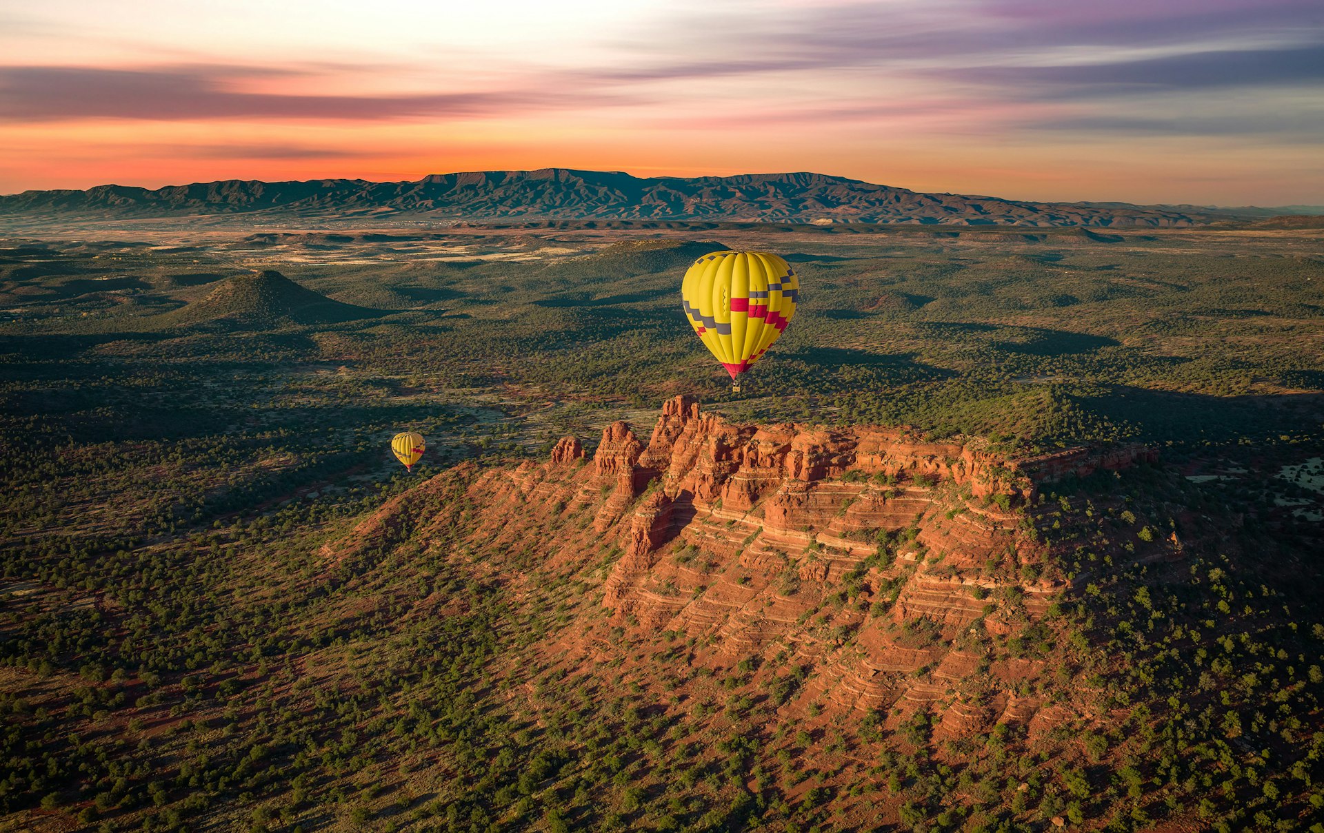 Hot-air balloons over the rock formations of Sedona, Arizona, USA