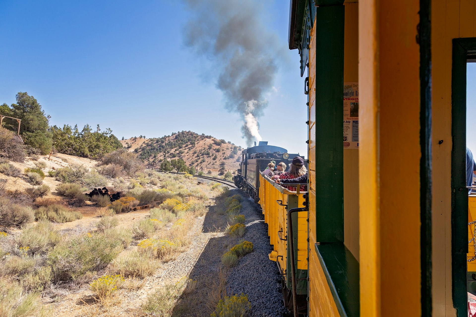 Passando pelas minas de Virginia City em cima de uma locomotiva a vapor amarela