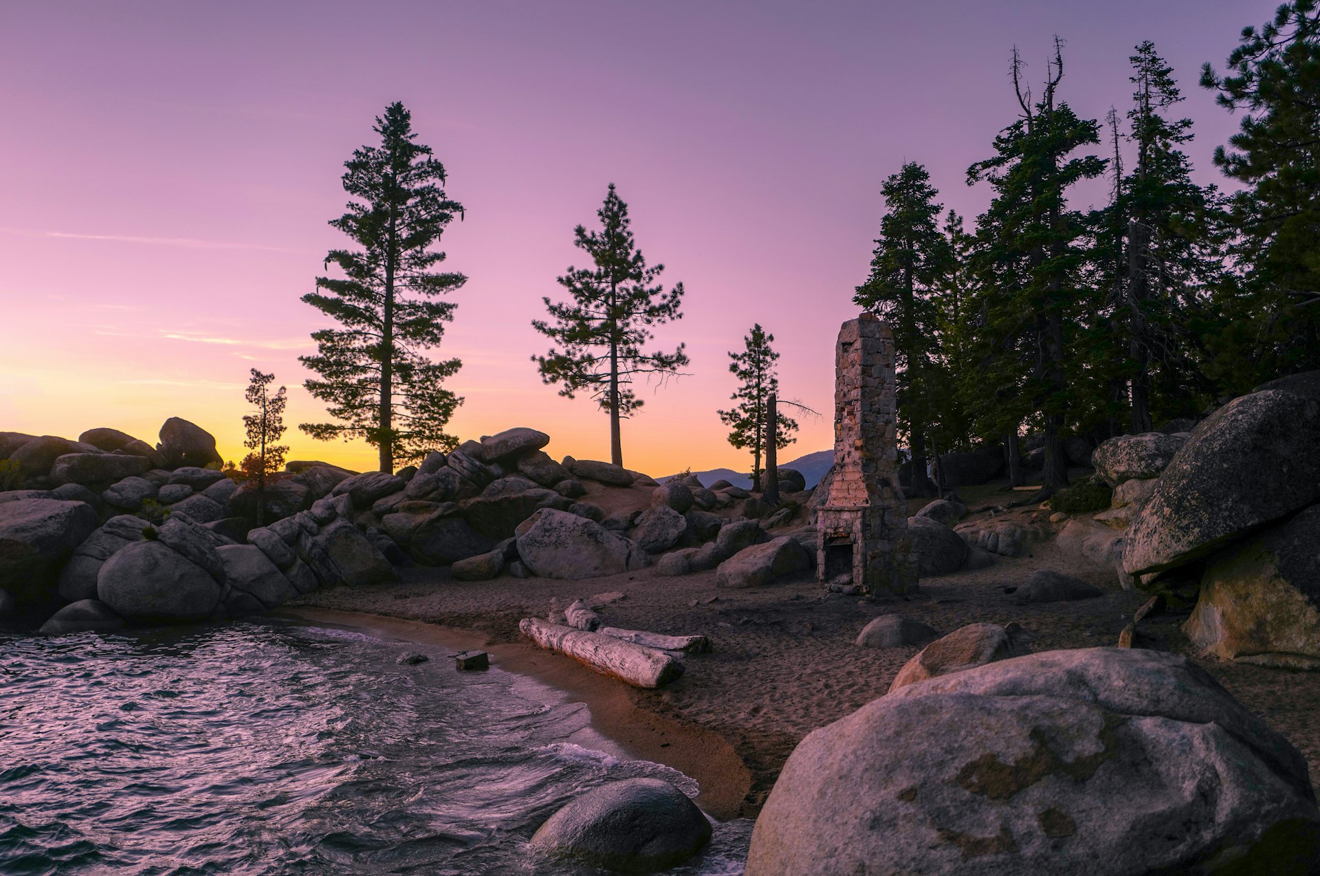 Pôr do sol em Chimney Beach, Lake Tahoe, Nevada, EUA