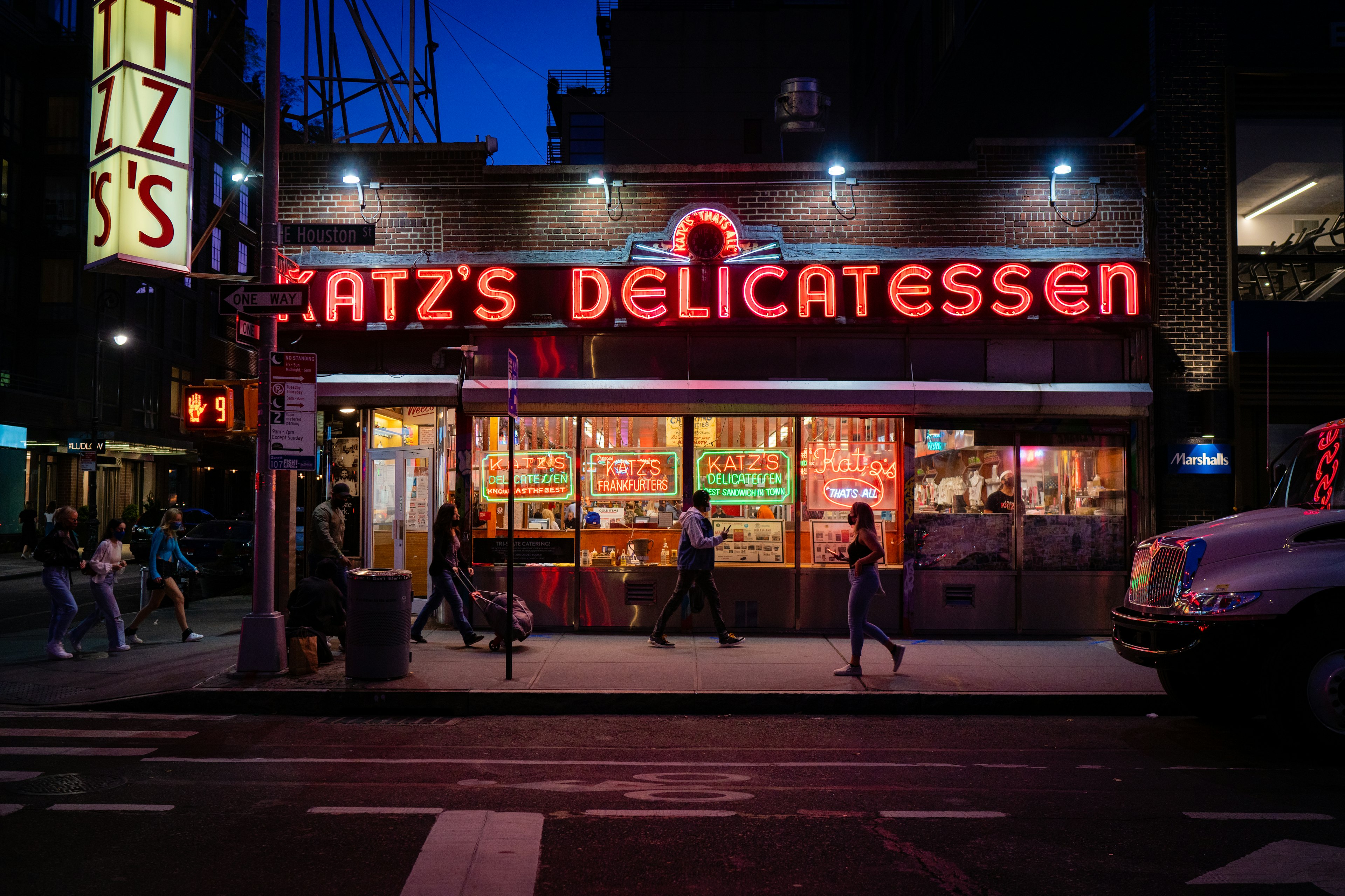 The legendary Jewish deli Katz’s at night, Lower East Side, New York City, New York, USA