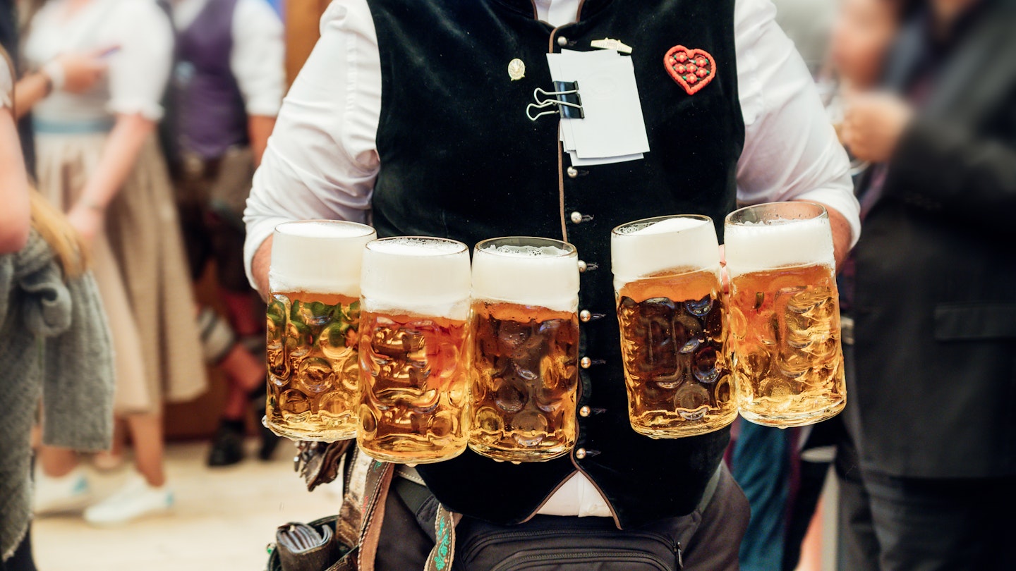 waiter carrying a lot of beer glasses in beer garden at Octoberfest in Munich
1178553388