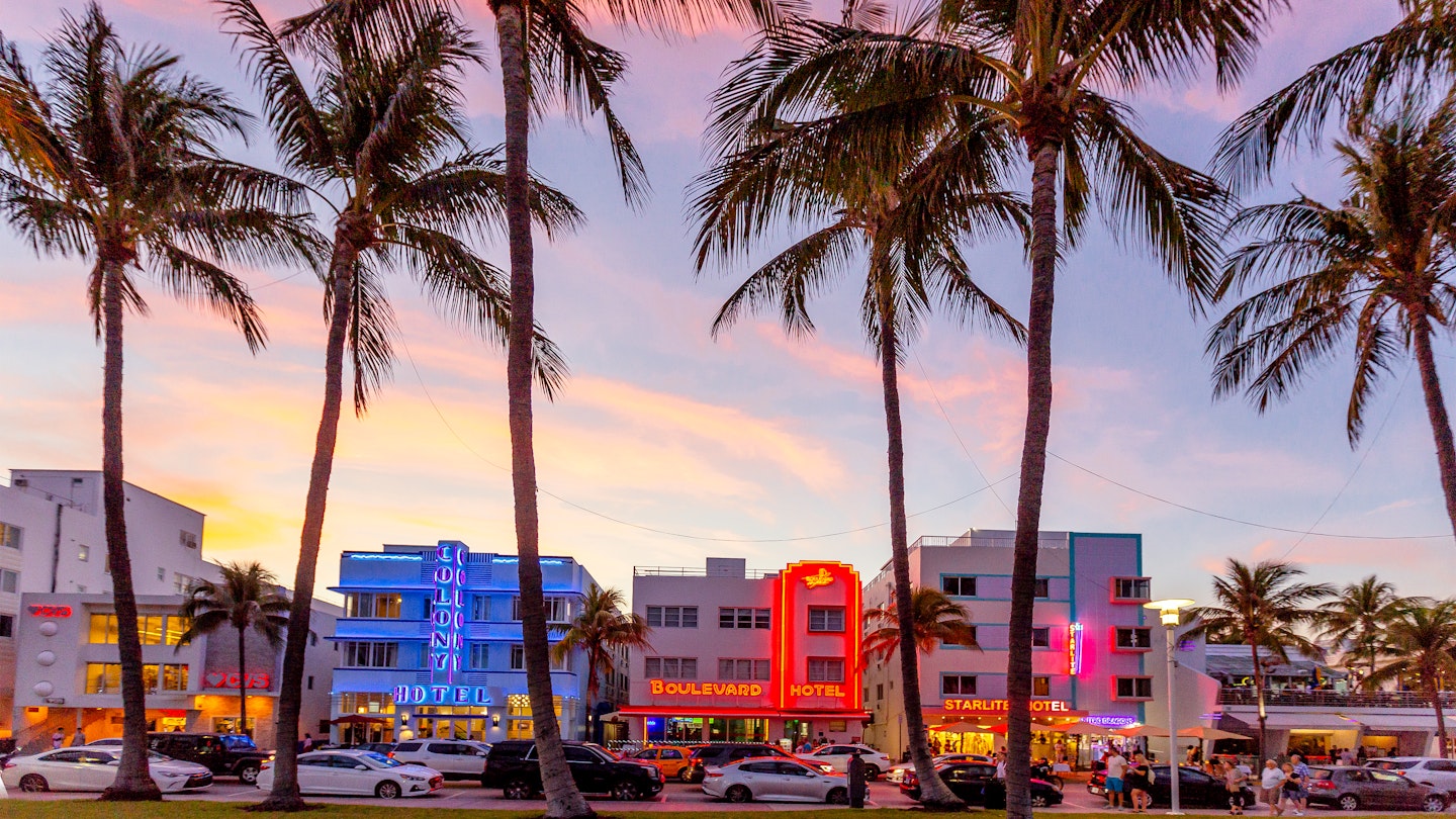 Ocean Drive at sunset, South Beach, Miami
1255426285
lummus park