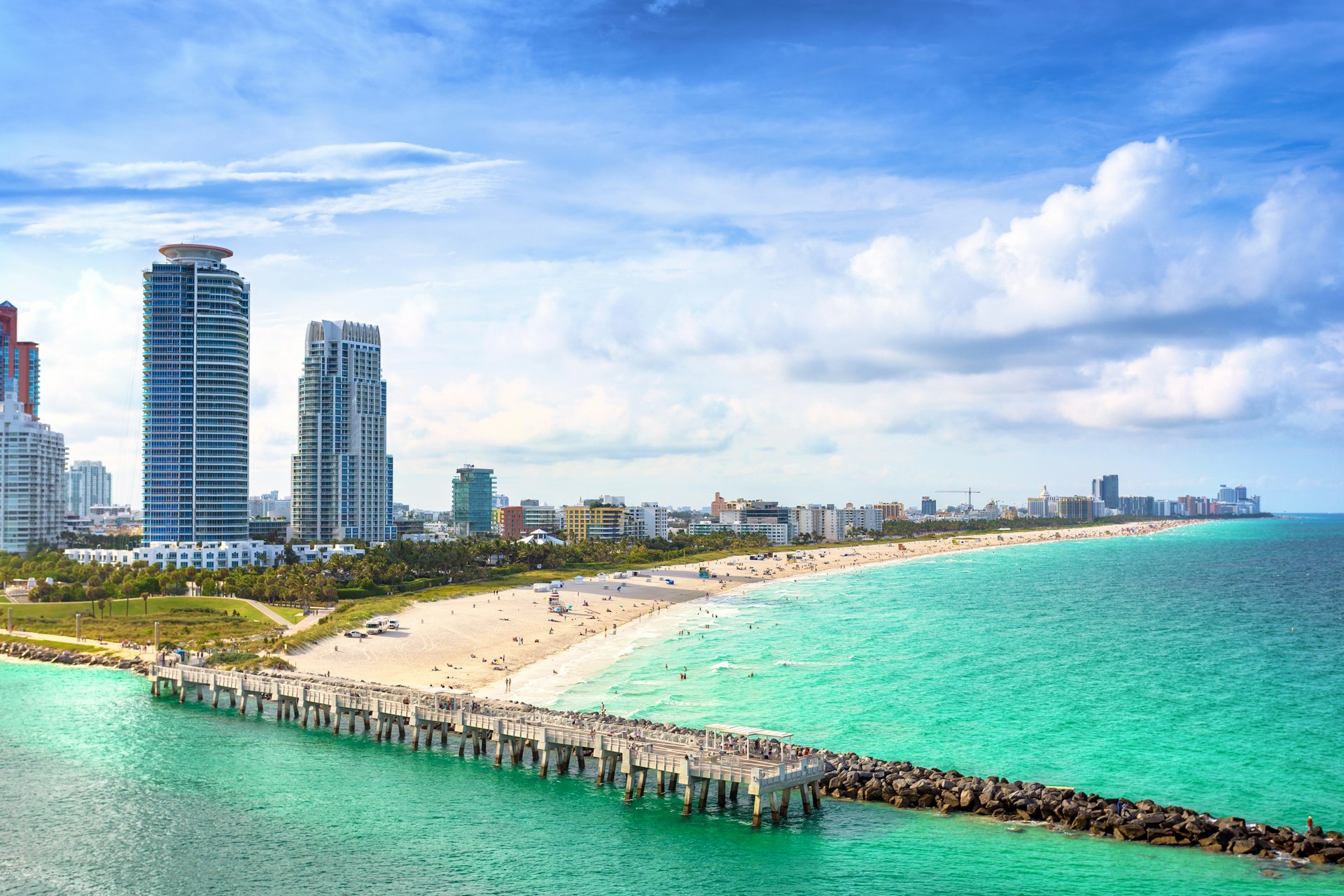 Vista panorâmica de South Beach em Miami South Pointe Park com altos arranha-céus e um céu azul ensolarado de verão, Flórida, EUA.