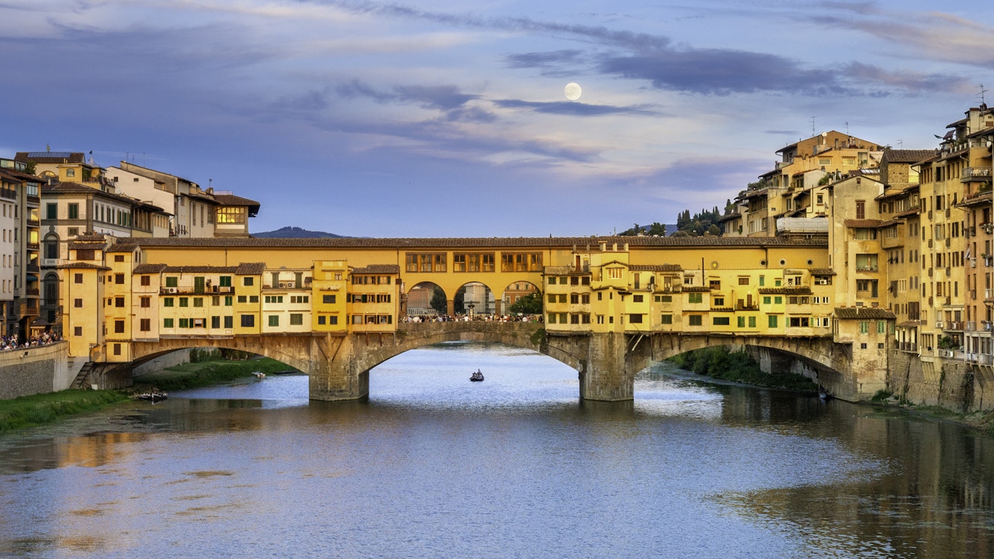 570293619
Vibrant Color; Florence - Italy; Moon; Cityscape; Horizontal; Bridge - Built Structure; Ponte Vecchio; Arno River; Travel Destinations; Ancient; Old Town; Sunset; International Landmark; Outdoors; Italy; UNESCO World Heritage Site; Photography; Overcast; Rowboat; Florence; Tuscany;
Ponte Vecchio