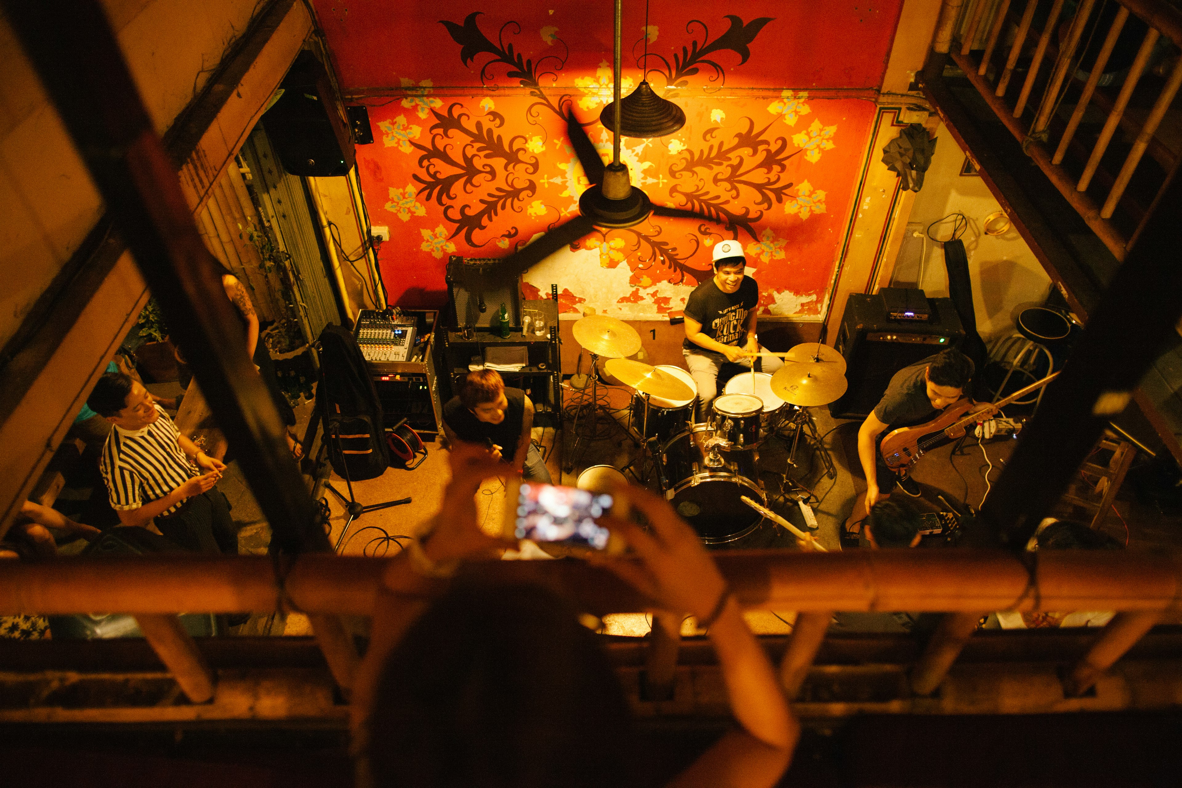 Live music bars make for an inexpensive night out in Thailand. Ai Han/Shutterstock