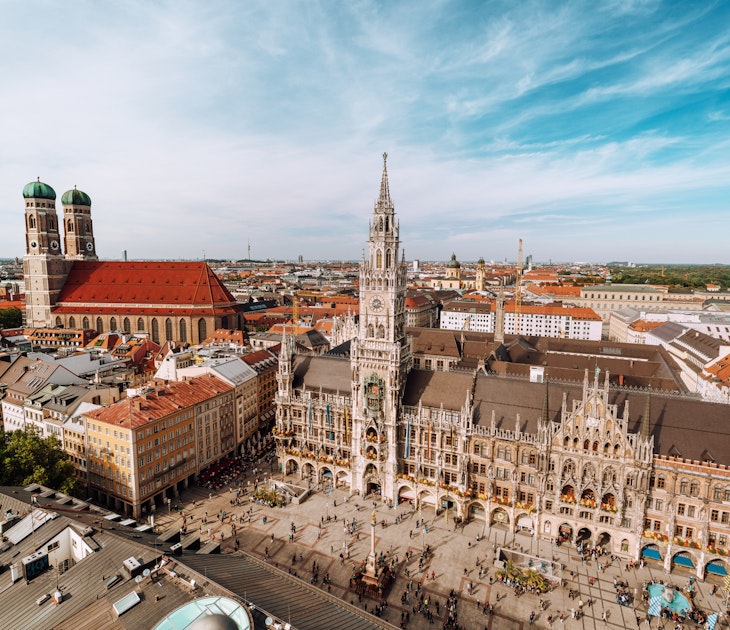 Panorama of Marienplatz square with New Town Hall and Frauenkirche (Cathedral of Our Lady).
1177177312