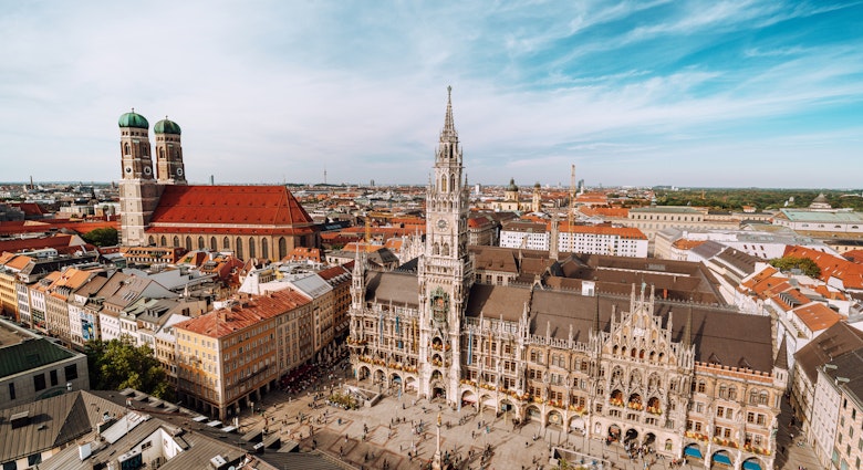 Panorama of Marienplatz square with New Town Hall and Frauenkirche (Cathedral of Our Lady).
1177177312