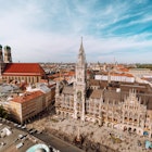 Panorama of Marienplatz square with New Town Hall and Frauenkirche (Cathedral of Our Lady).
1177177312