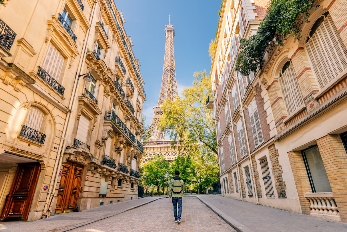 2101873891
France-Paris-Alexander Spatari-GettyImages-2101873891-RF
Man walking towards Eiffel Tower, rear view, Paris, France © Alexander Spatari / Getty Images