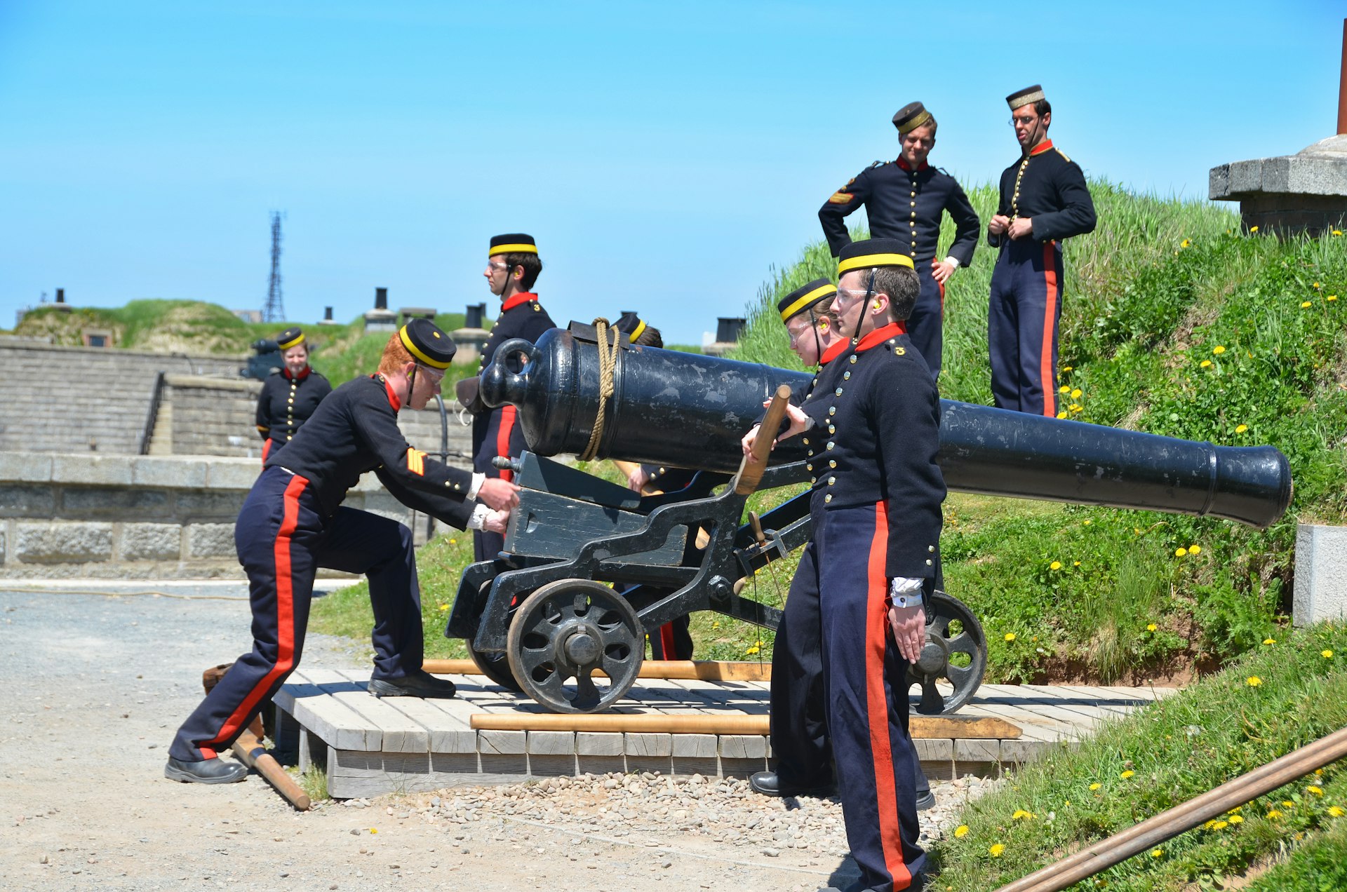 Soldados em uniformes históricos disparam o canhão diário do meio-dia em Citadel Hill (Fort George), Halifax, Nova Escócia, Canadá
