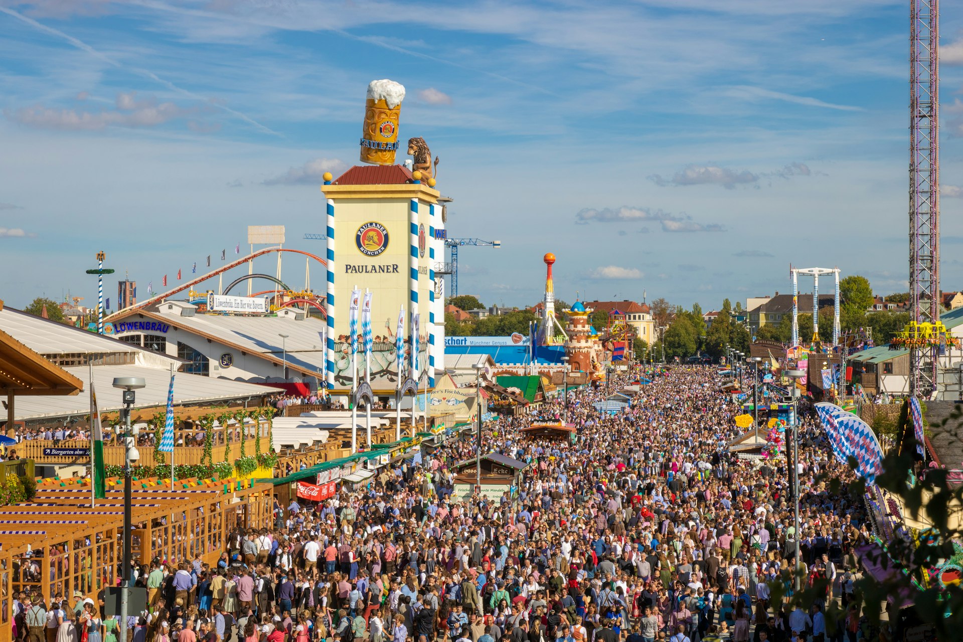 Multidões de pessoas em um festival de cerveja em um dia ensolarado