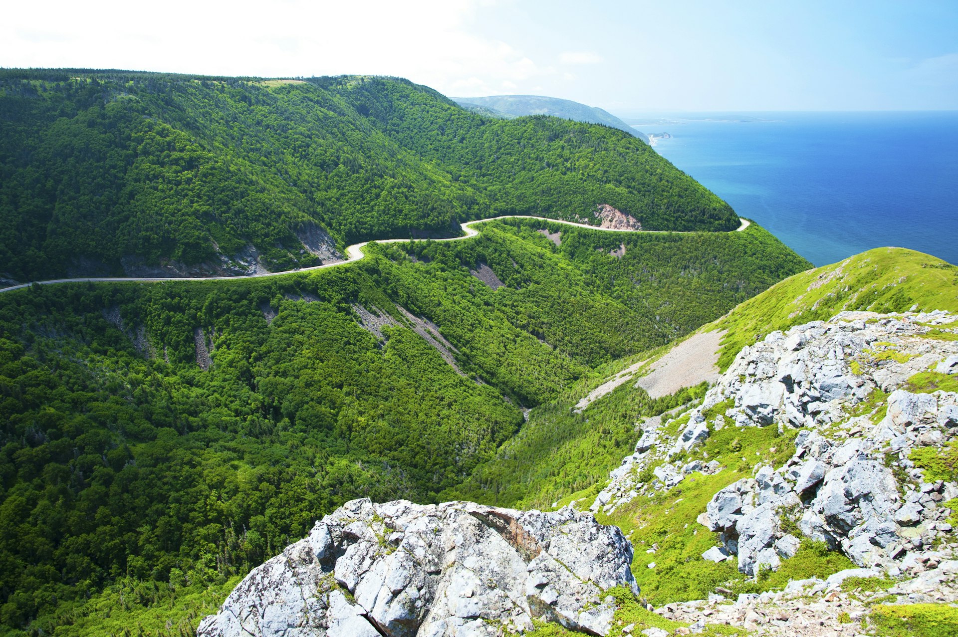 Uma estrada serpenteia pelas colinas que abraçam o litoral