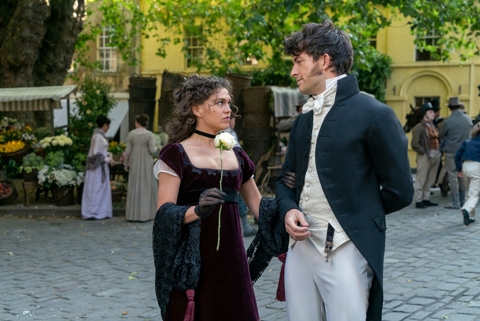 BRIDGERTON (L to R) SABRINA BARTLETT as SIENA ROSSO and JONATHAN BAILEY as ANTHONY BRIDGERTON in episode 101 of BRIDGERTON