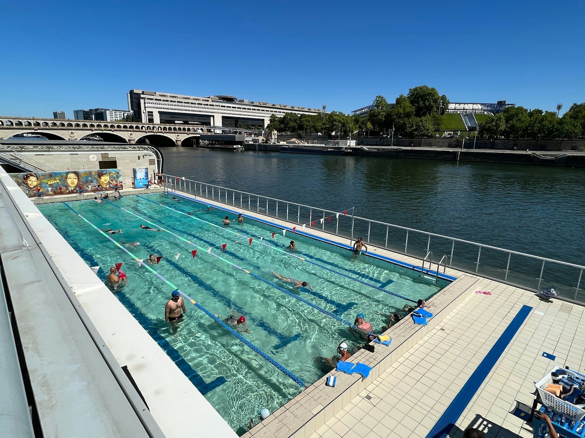Nadadores aproveitam a piscina flutuante Josephine Baker ao ar livre em Sena, 13º arrondissement, Paris, França