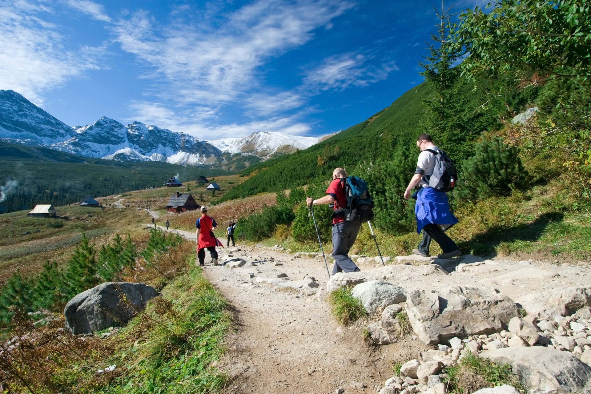 Turisti na chodníku vo Vysokých Tatrách na Slovensku