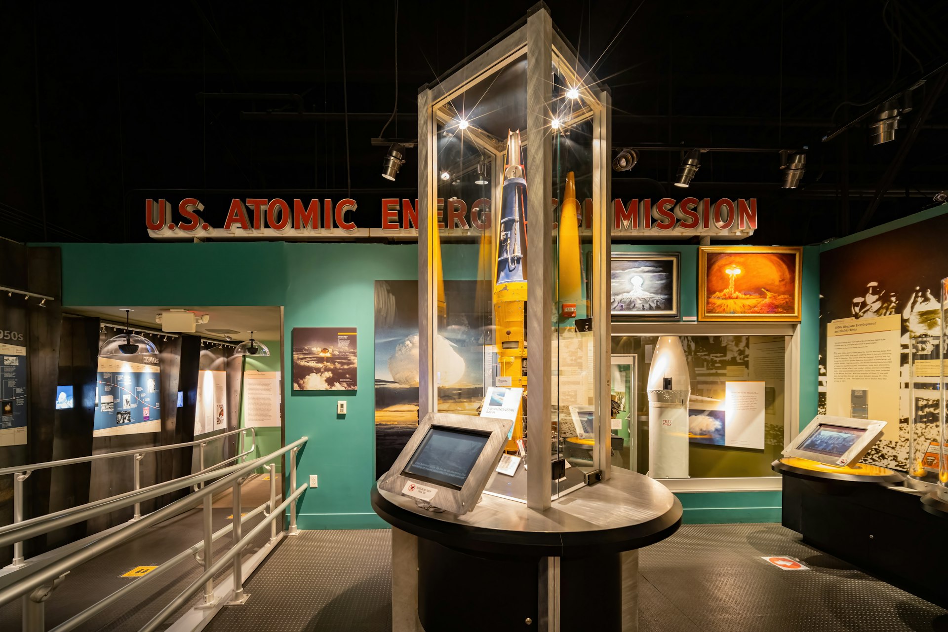 Uma exposição de museu mostrando um item semelhante a um foguete em uma caixa de vidro