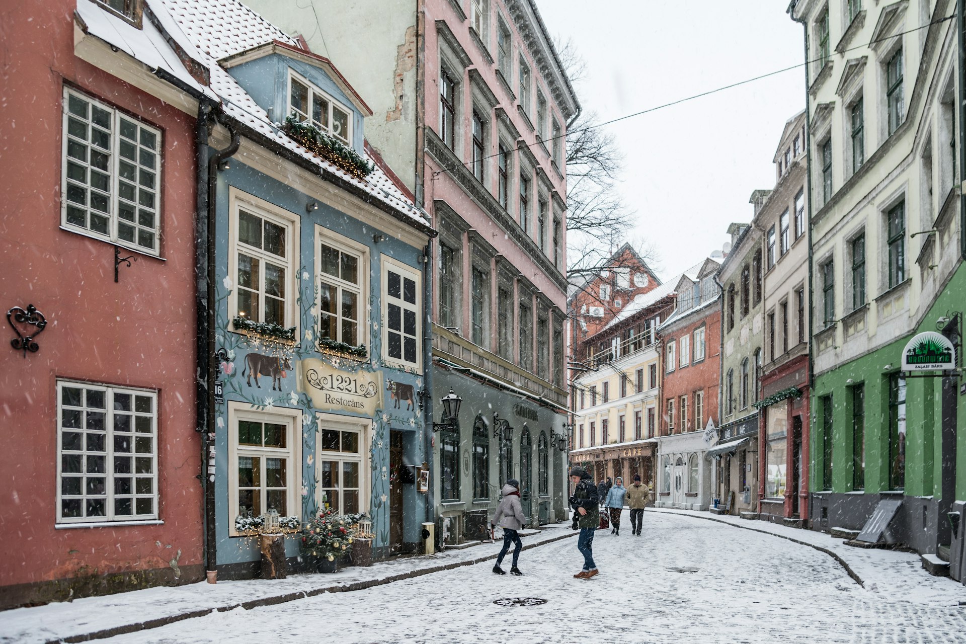 A pedestrianized old-town-street between buildings on a snowy day