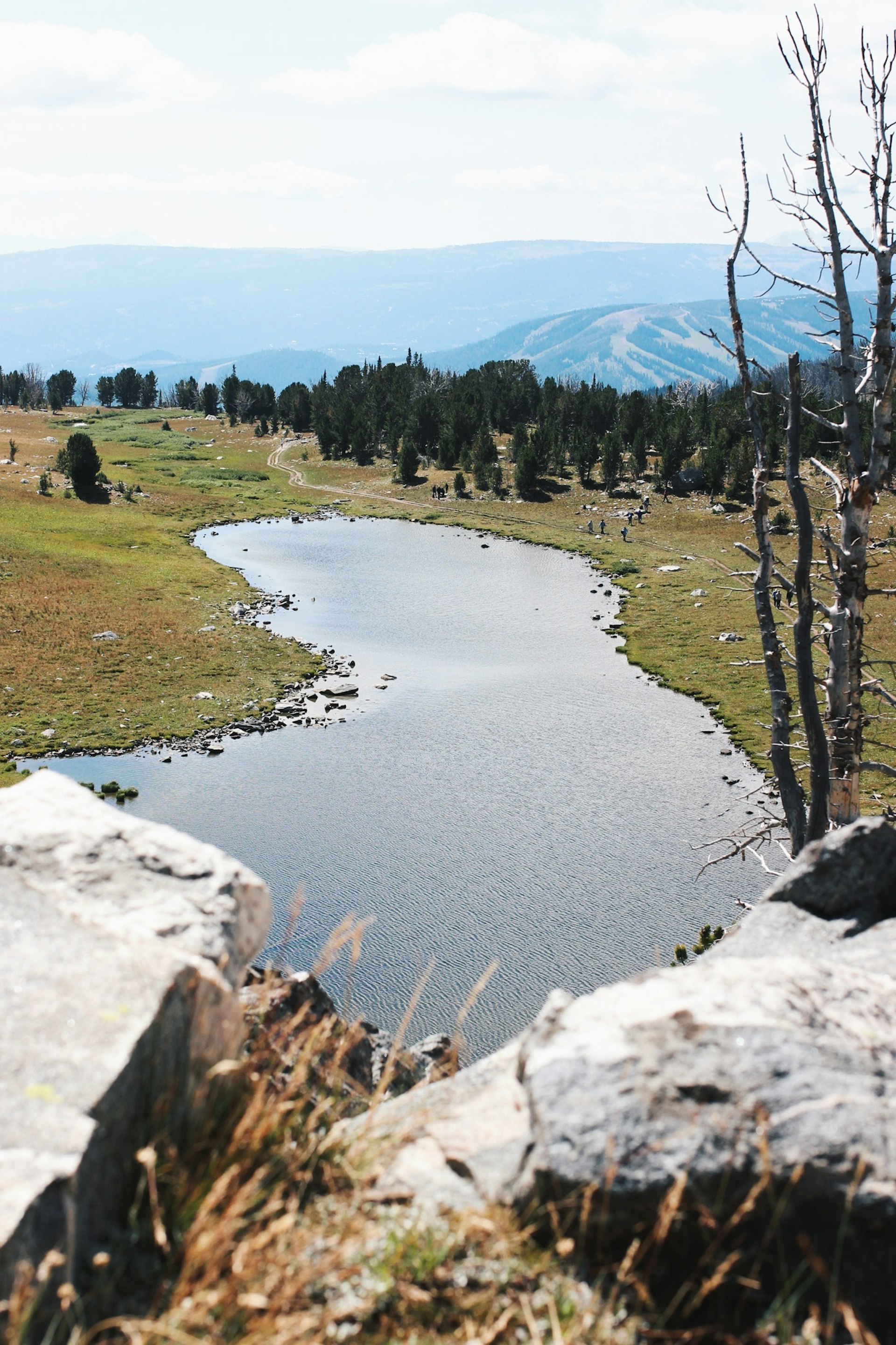 Вид на Beehive Basin в Биг-Скаи, Монтана рядом с Бозменом