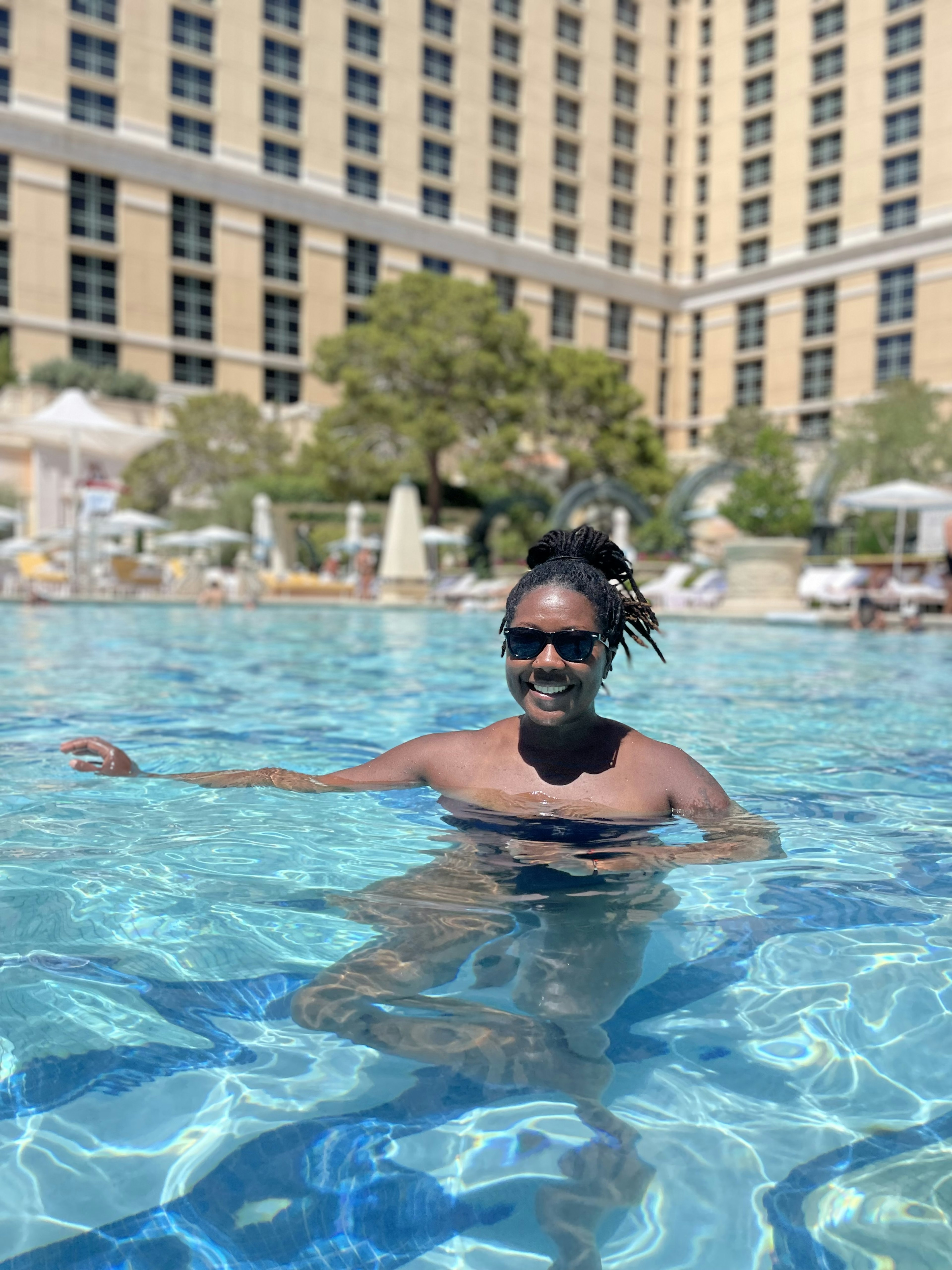 ϰϲʿ¼ destination editor Alicia Johnson at the Bellagio pool.