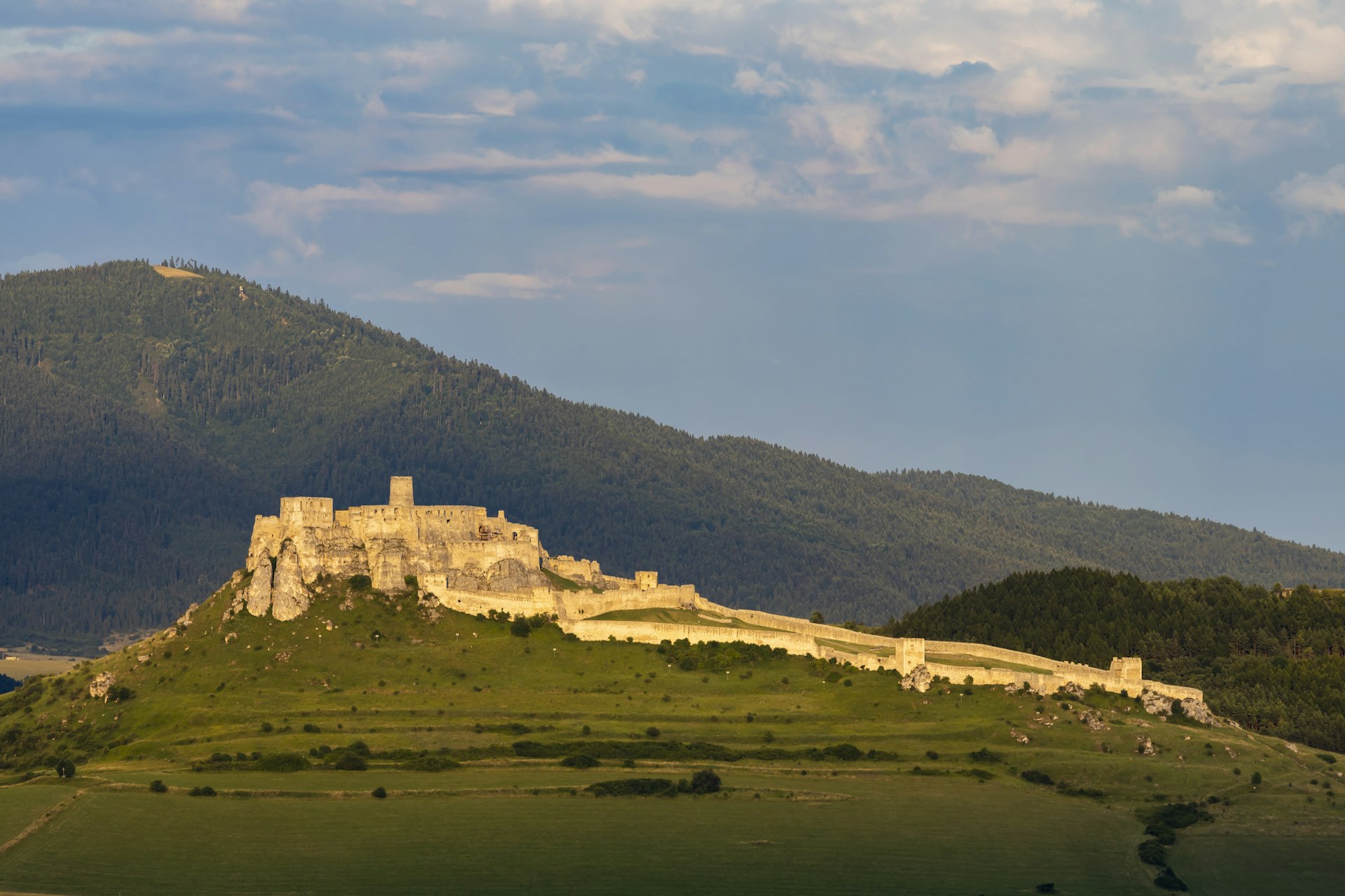 Široký pohľad na Spišský hrad, Slovensko