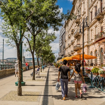 Hungary, Central Hungary, Budapest. Pest, Belváros, the Danube promenade (Duna korzó) © Atlantide Phototravel/Getty Images