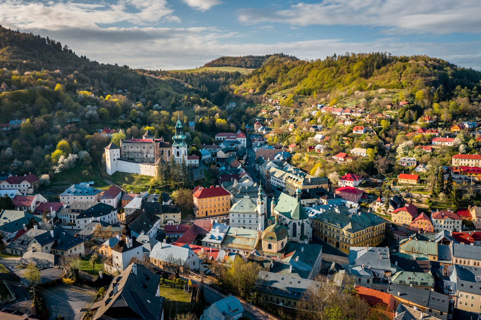 Letecký pohľad na historické banské mesto Banská Štiavnica na Slovensku