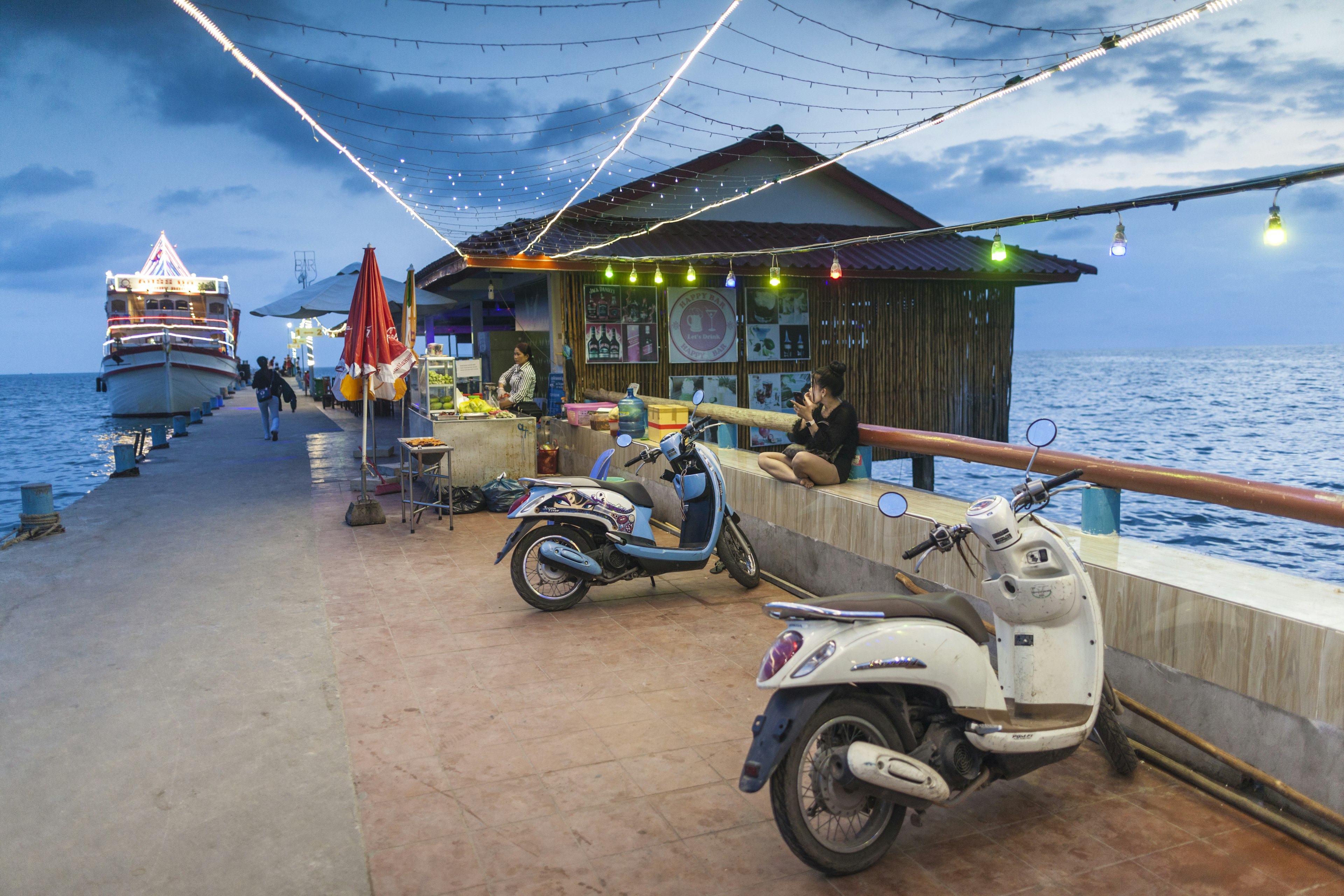 Sihanoukville, Serendipity Pier, dusk