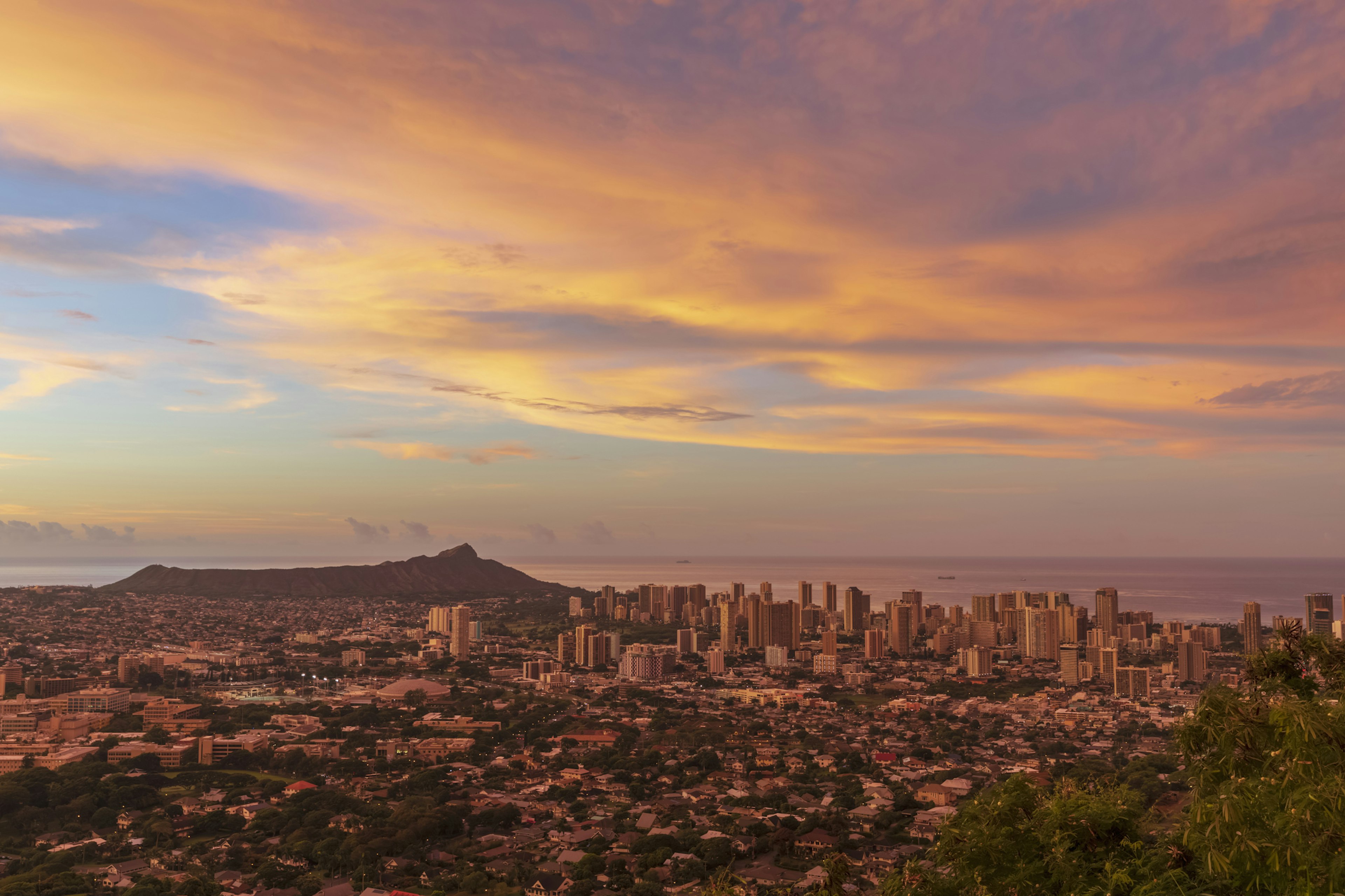 USA, Hawaii, Oahu, Puu Ualakaa State Park, View from Tantalus Lookout to Honolulu and Diamond Head at sunrise