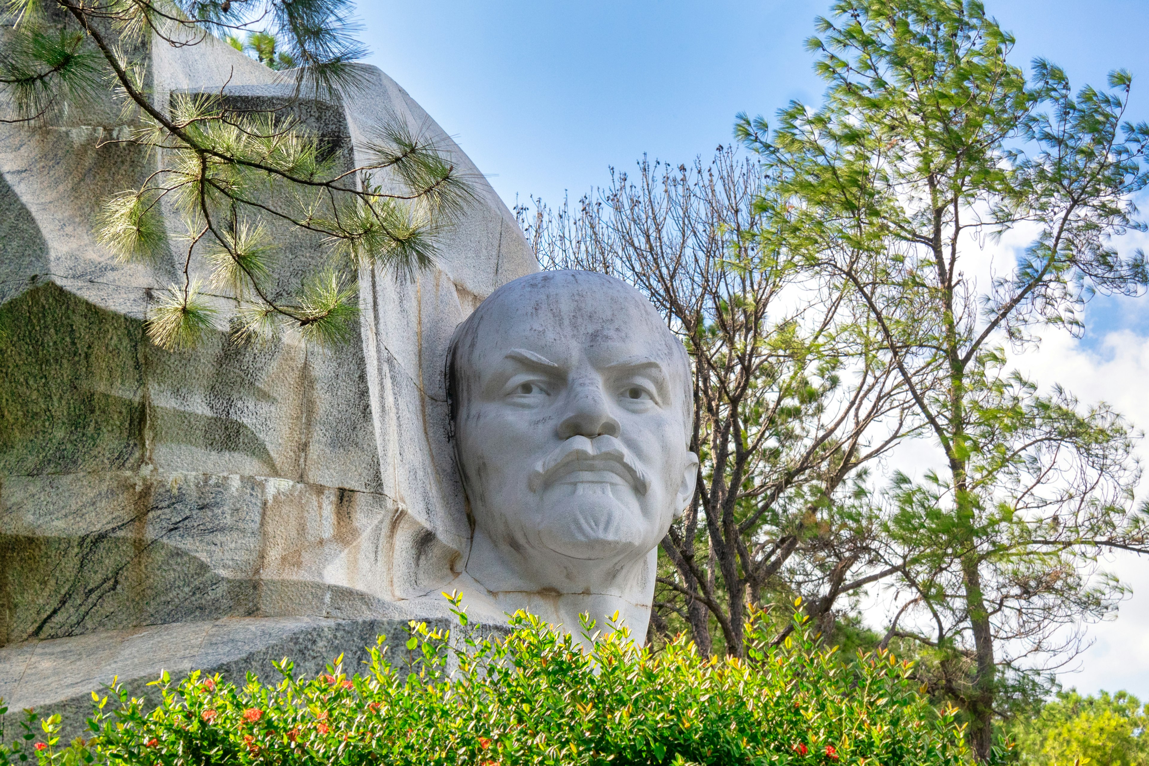 Statue of Vladimir Lenin in Parque Lenin in Havana