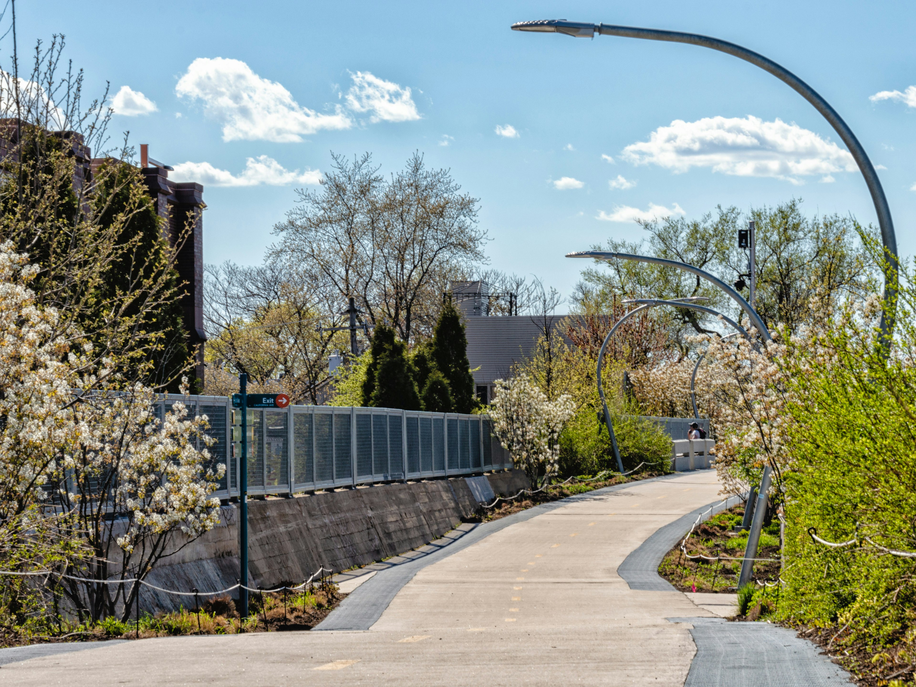 The 606 elevated pedestrian trail running path in Chicago