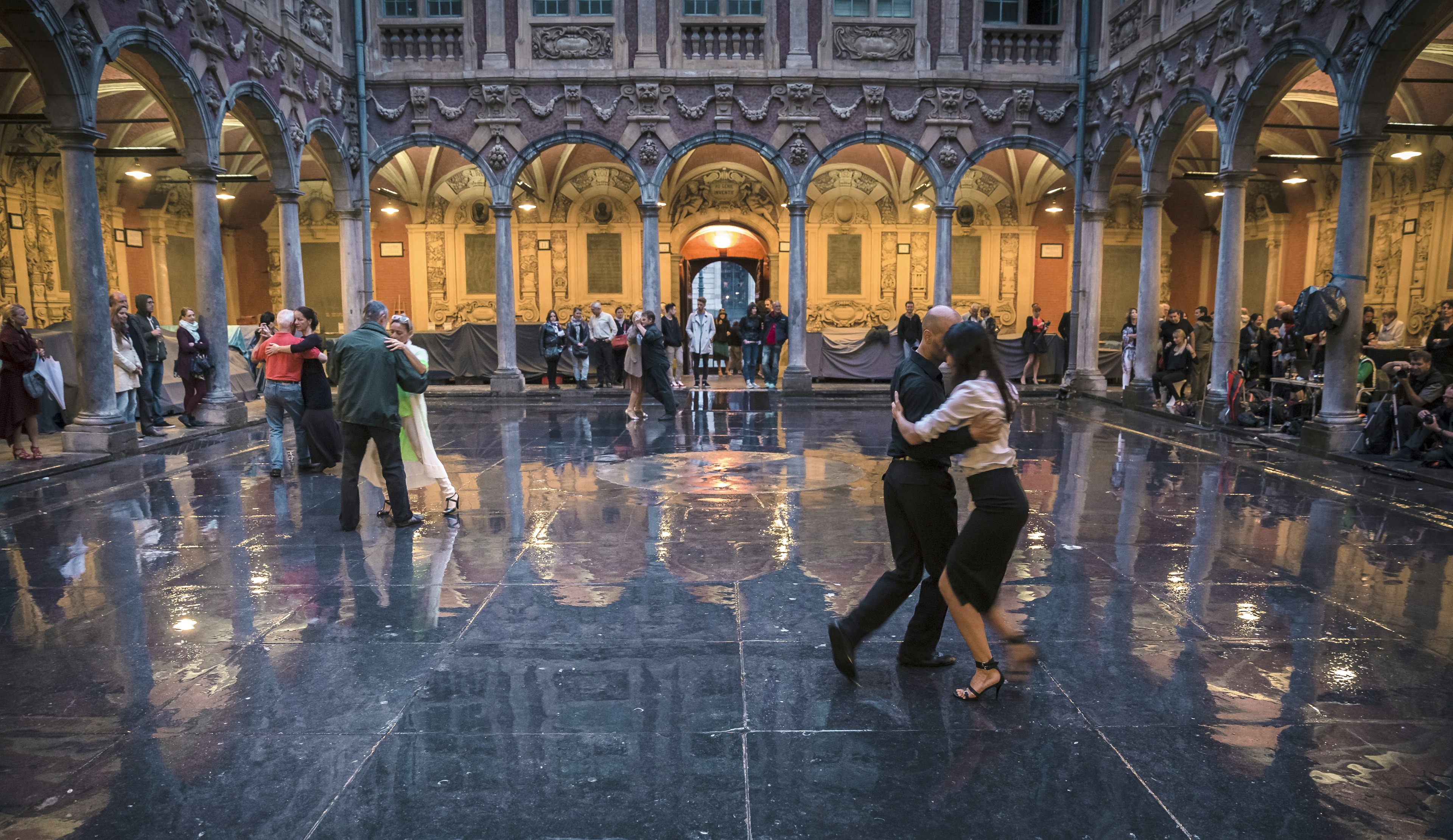 People dancing in the rain at La Vieille Bourse, Lille