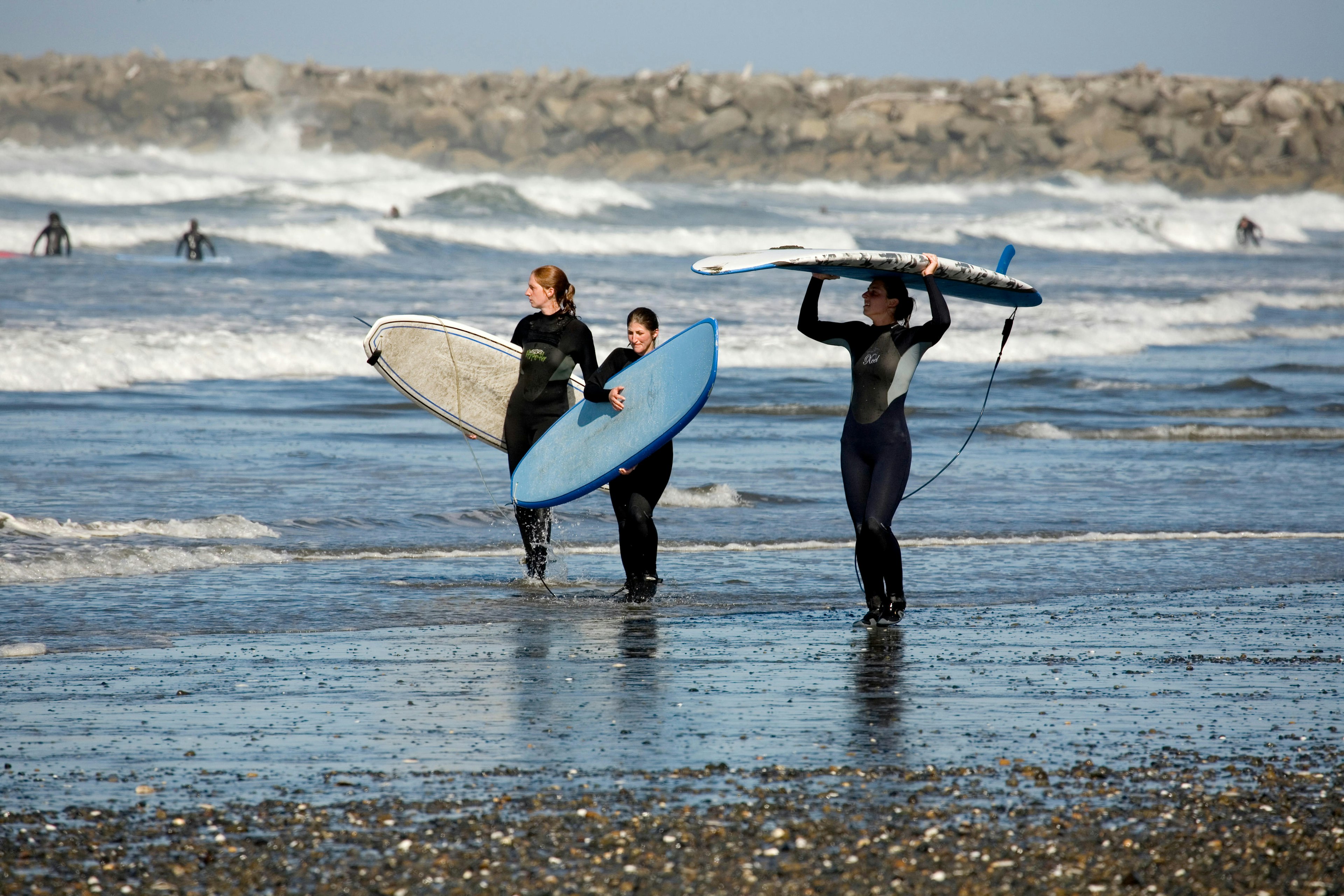 WA03733-00....WASHINGTON - Surfers at Westhaven State Park in Westport.