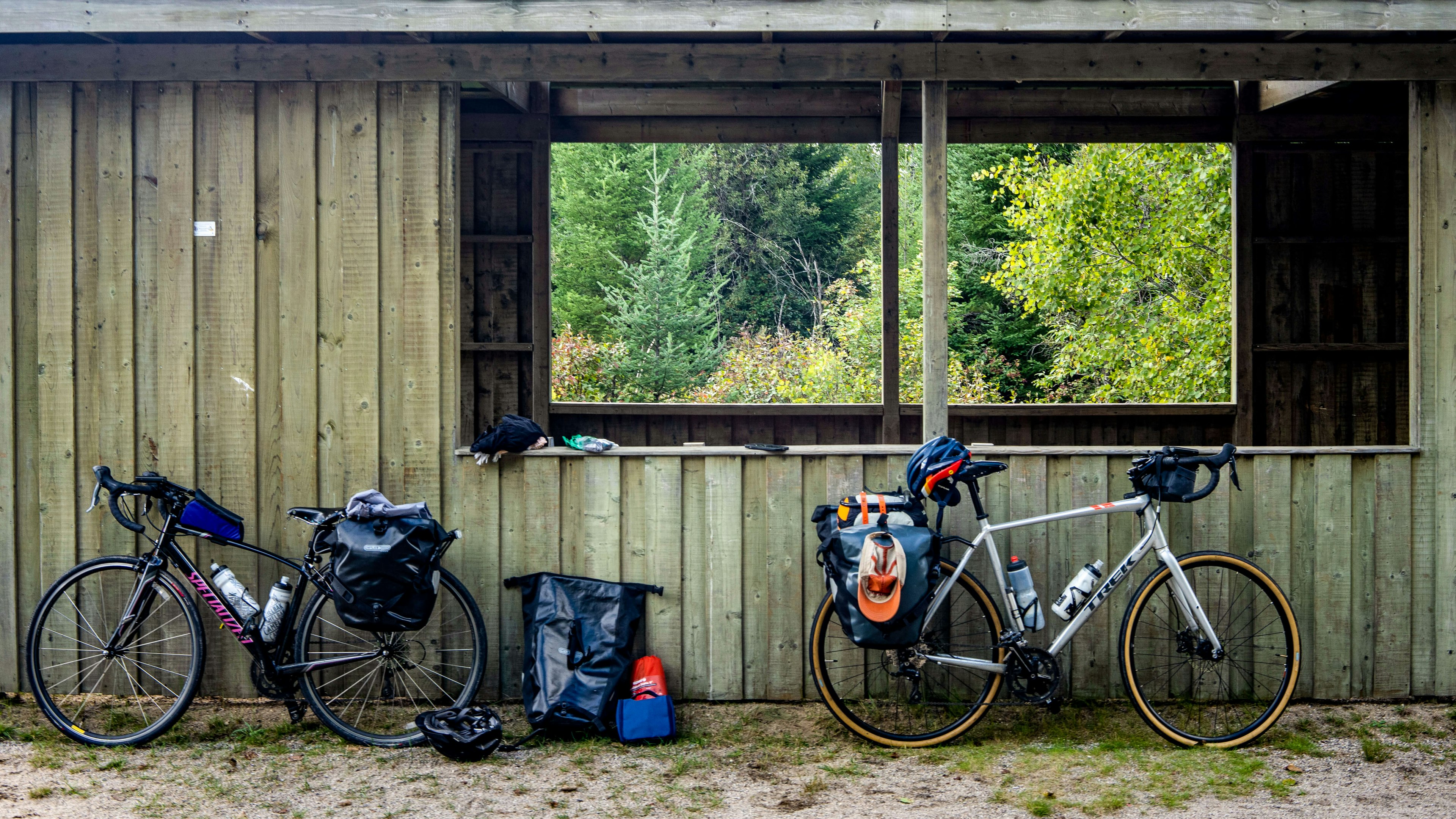 A shelter with bikes in front of it along the P'tit Train du Nord