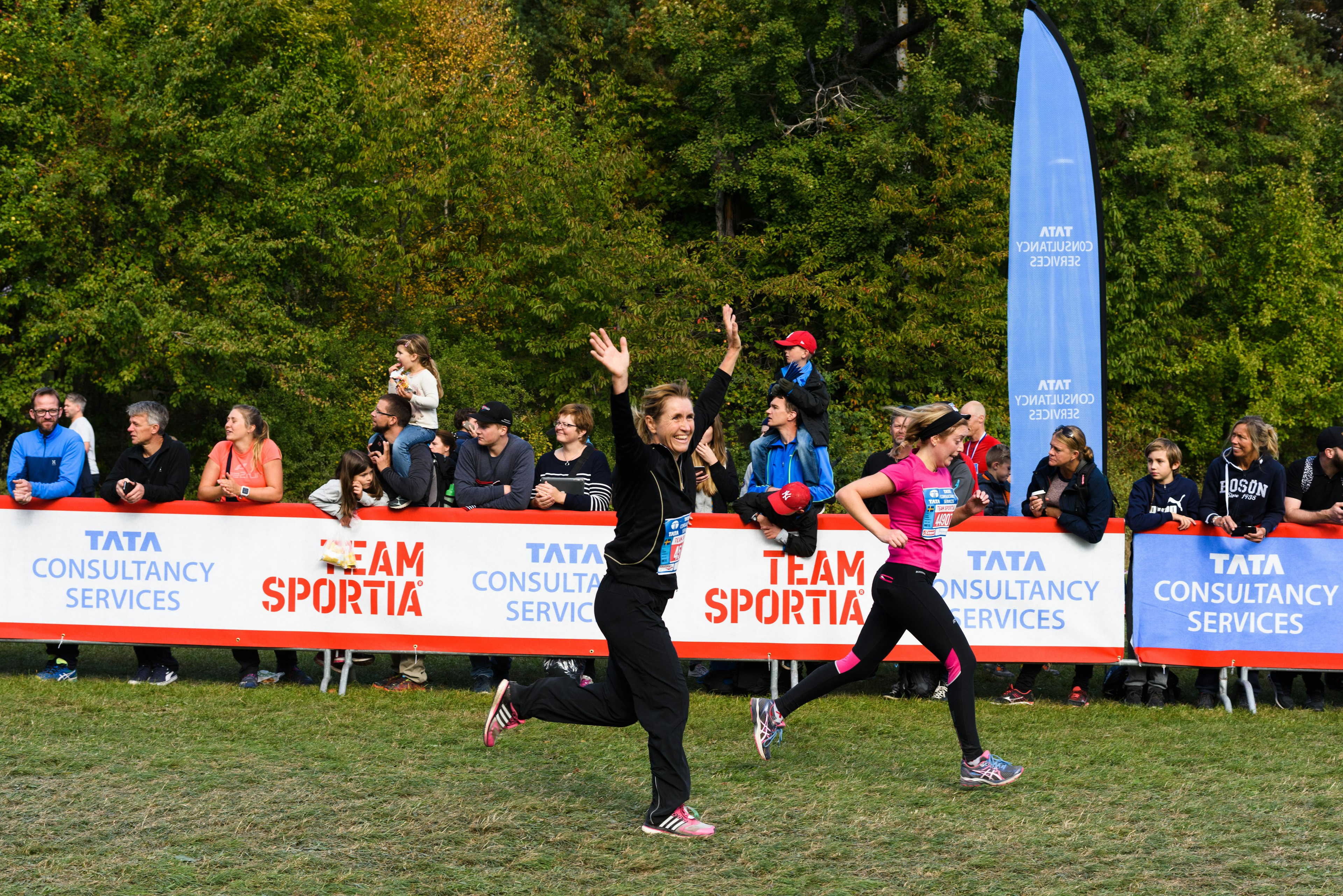 Woman raising her hands as she crosses the finish line in the 徱ԲöǱ race, Sweden