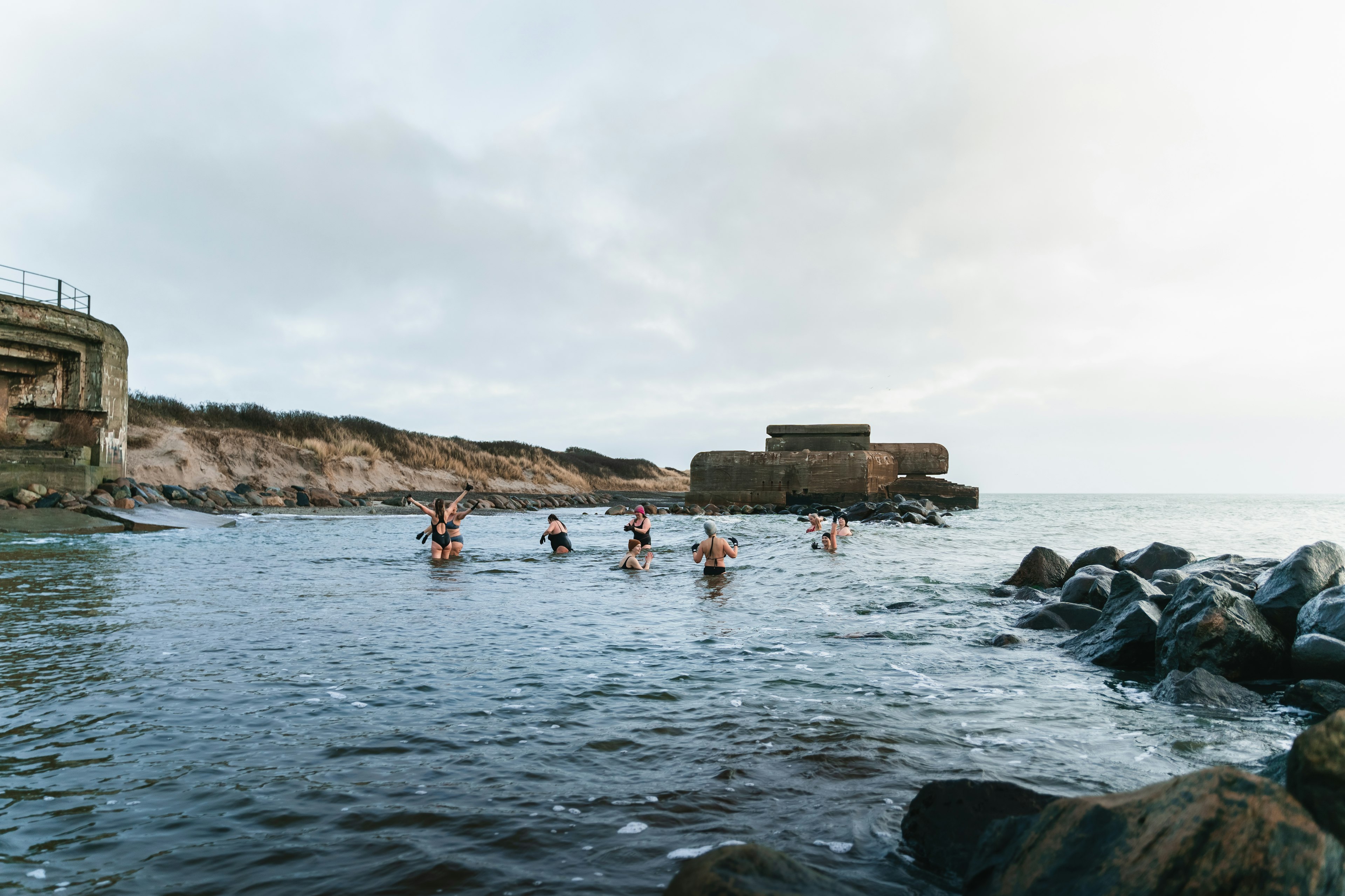 Люди плавают в море в Скане, Дания