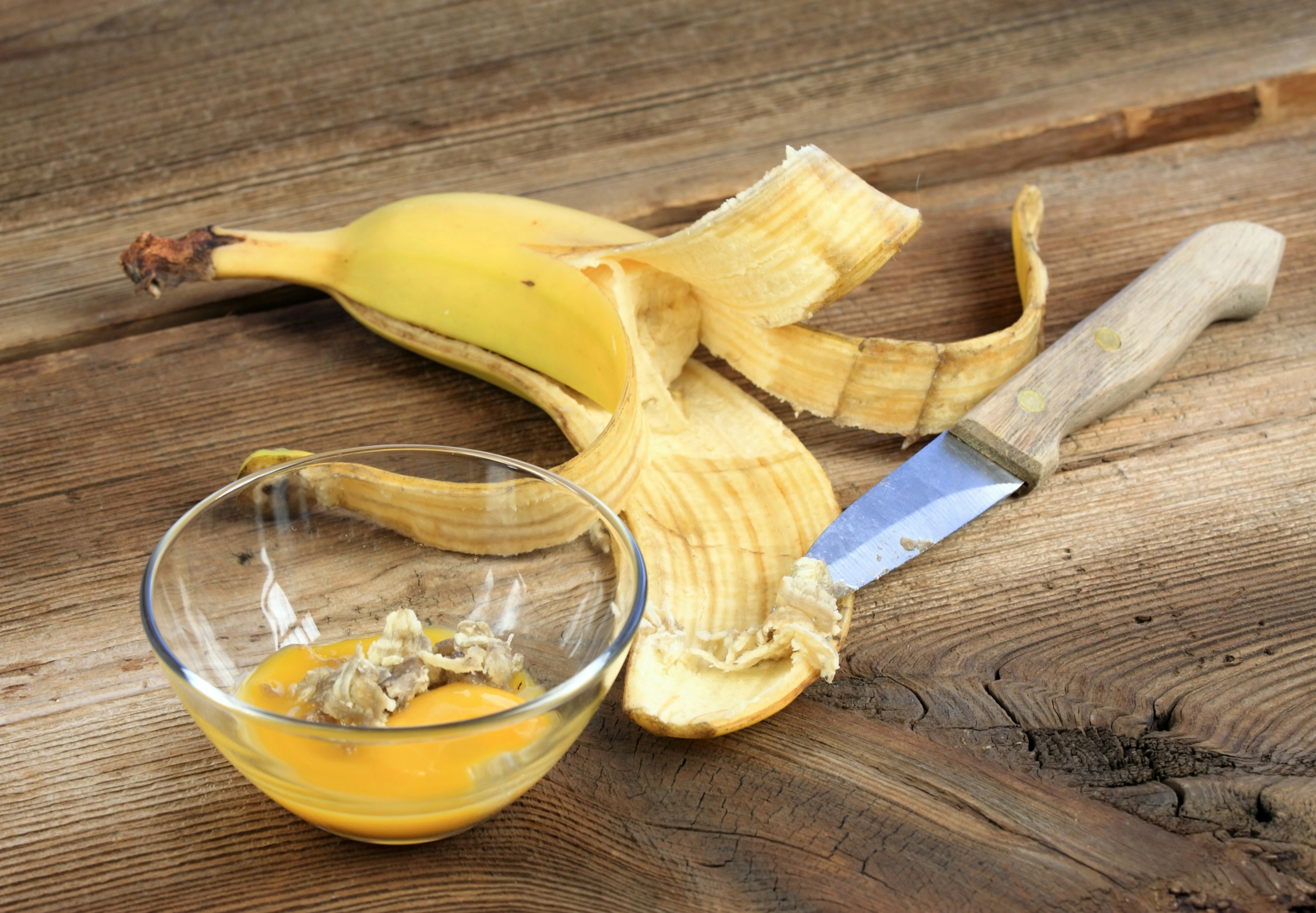 Nourishing banana peel face mask