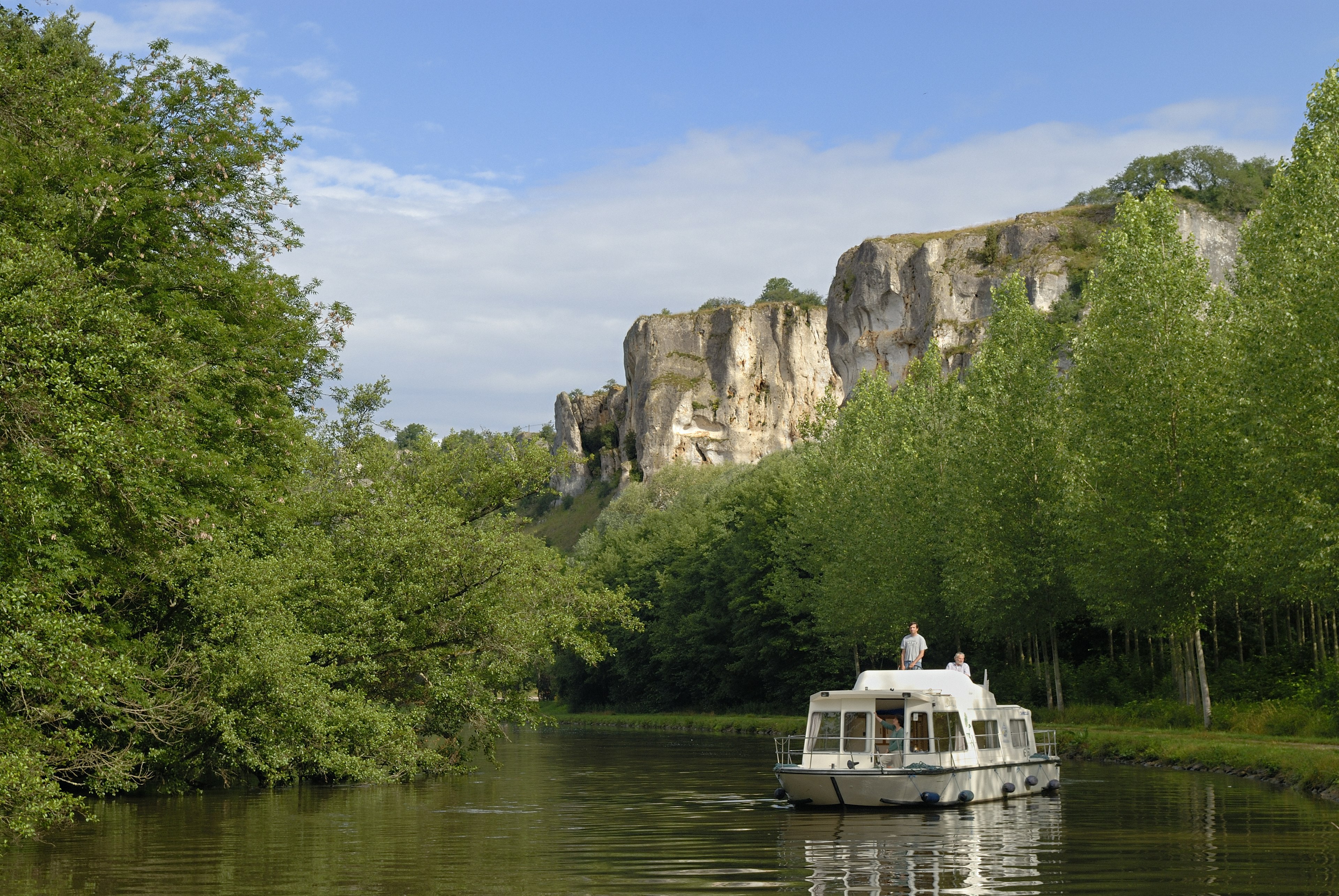 Boating near Rochers du Saussois on the Canal du Nivernais