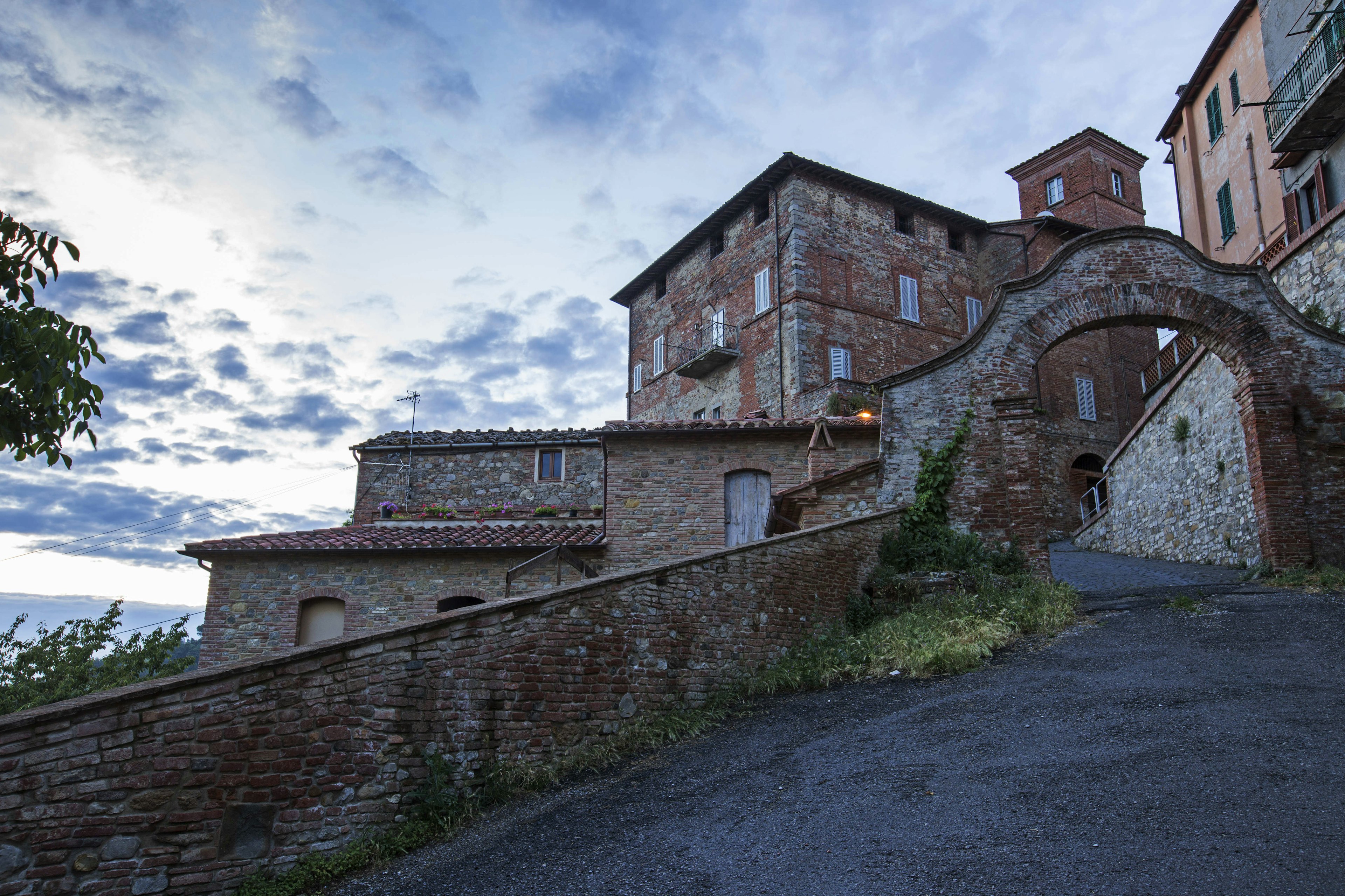 A picture of the city of Monteleone d'Orvieto at dusk