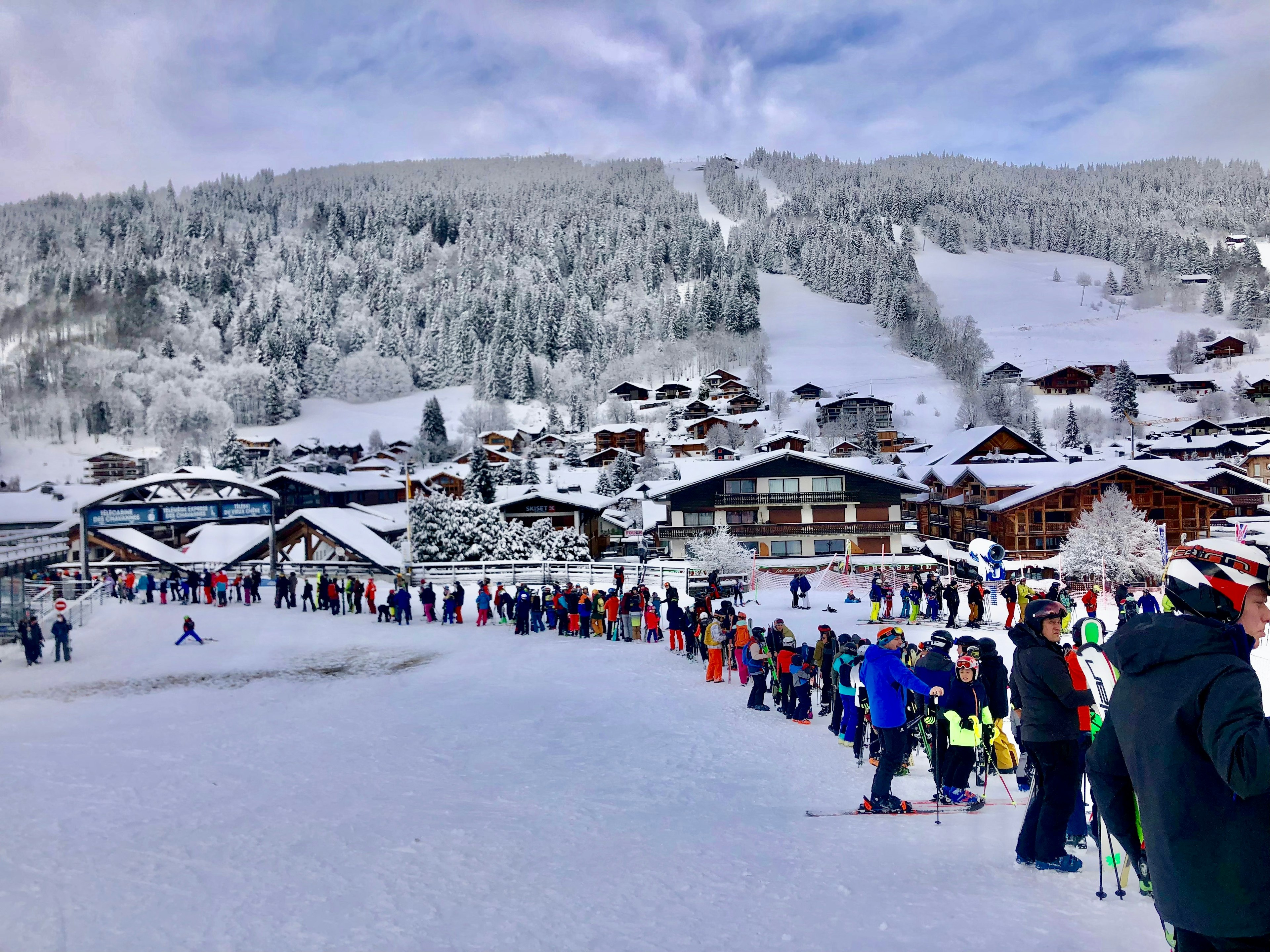 orderly-lift-queue2-LesGets.jpg