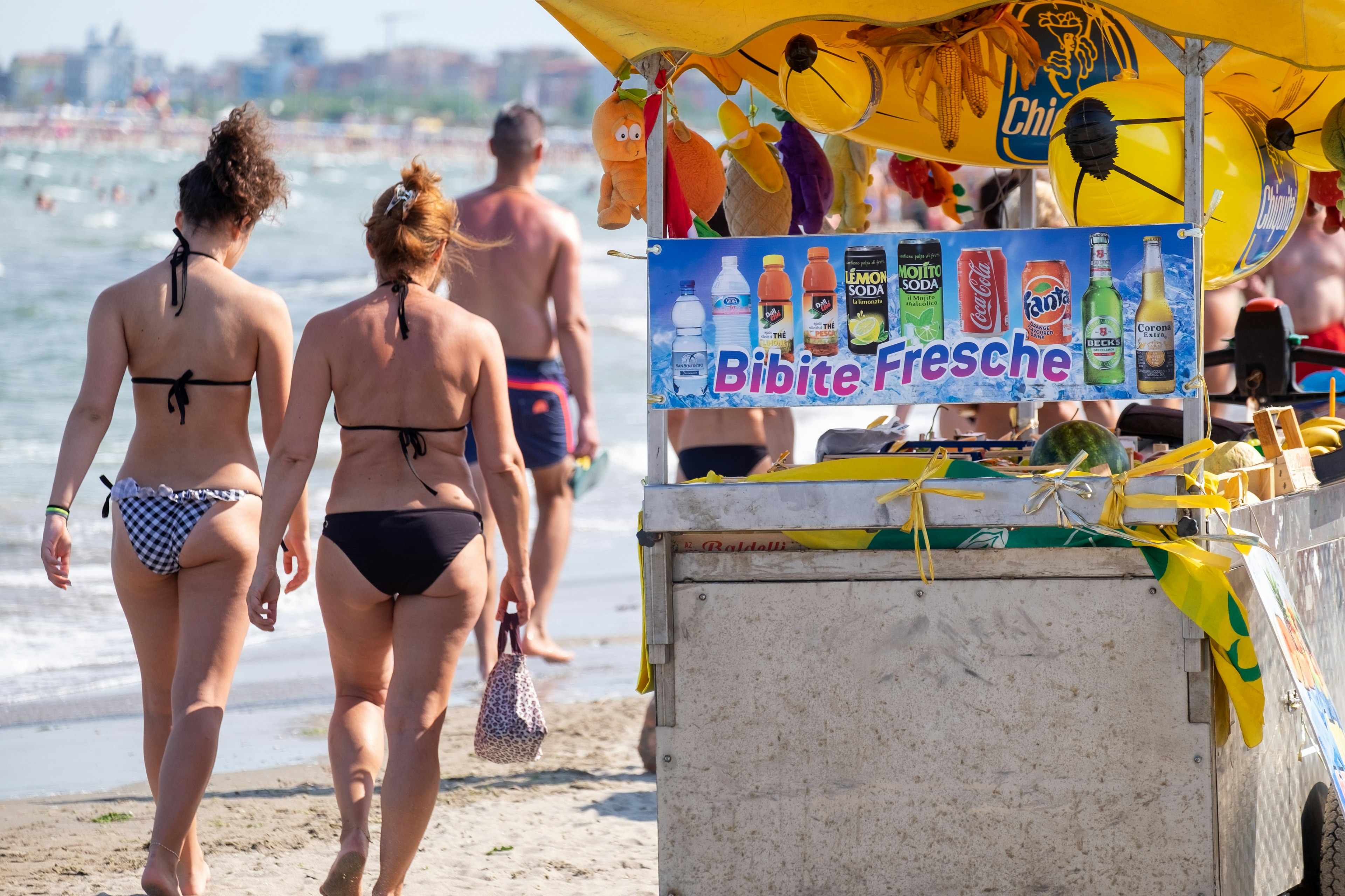 Mobile drink cart on the beach at Chioggia